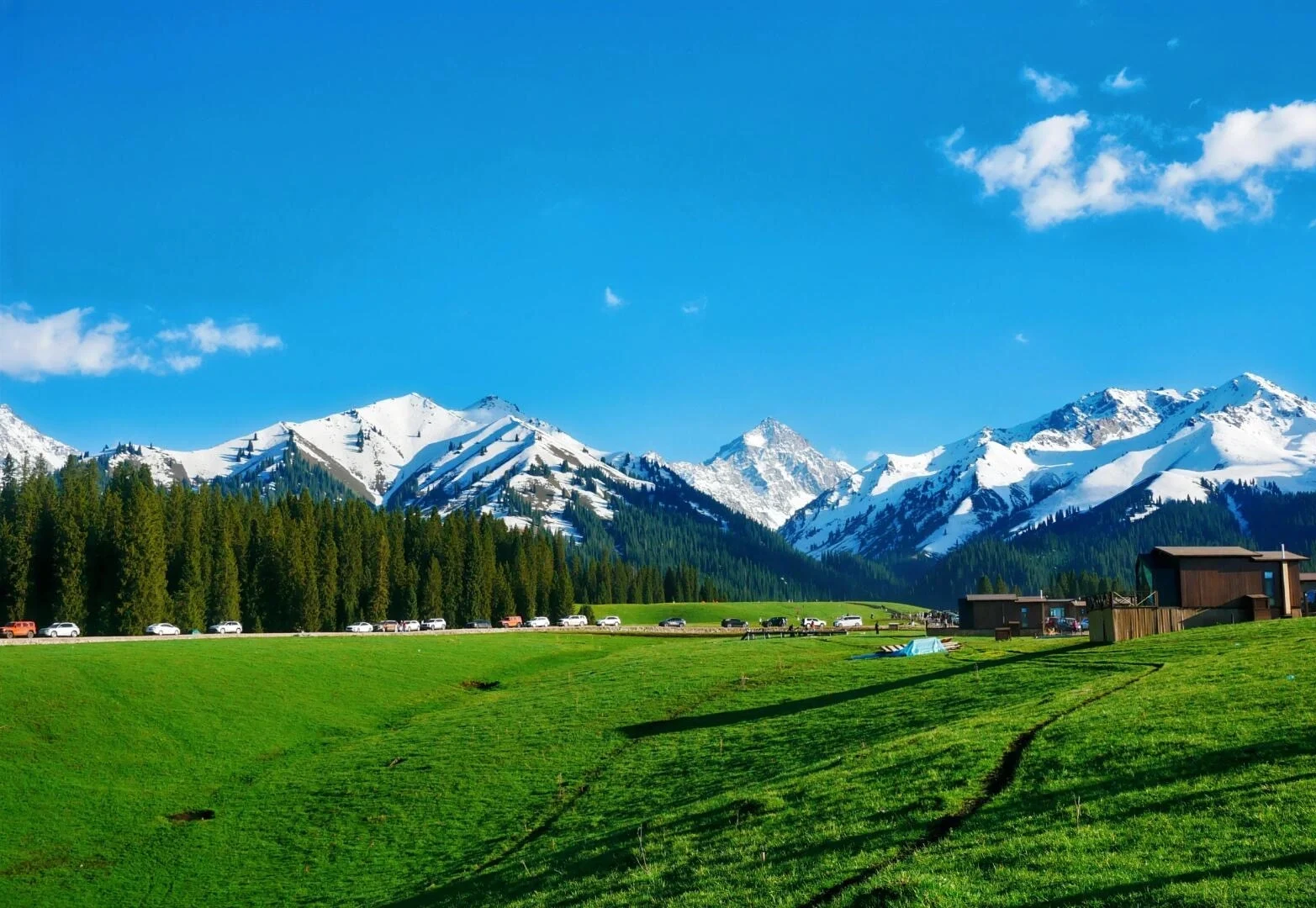 İli Nehri Vadisi Manzarası – Xinjiang'ın manzaralı İli bölgesinde geniş yeşil meralar ve karlı dağlar - Xinjiang Seyahat Rehberi: En İyi Rotalar ve Yerler 2026 - Çin Yolculuğu İli Nehri Vadisi Manzarası – Xinjiang'ın manzaralı İli bölgesinde geniş yeşil meralar ve karlı dağlar - Xinjiang Seyahat Rehberi: En İyi Rotalar ve Yerler 2026 - Çin Yolculuğu