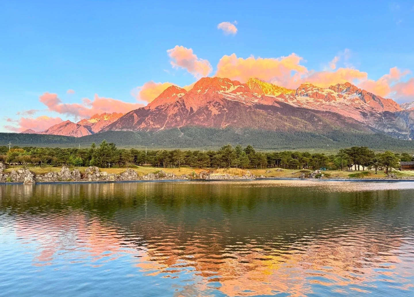 Matahari terbenam Gunung Salji Naga Jade – cahaya merah jambu menyinari puncak bersalji yang terpantul di tasik tenang berhampiran Lijiang - Panduan Perjalanan Yunnan: Laluan & Tempat Terbaik 2026 - The China Journey Matahari terbenam Gunung Salji Naga Jade – cahaya merah jambu menyinari puncak bersalji yang terpantul di tasik tenang berhampiran Lijiang - Panduan Perjalanan Yunnan: Laluan & Tempat Terbaik 2026 - The China Journey