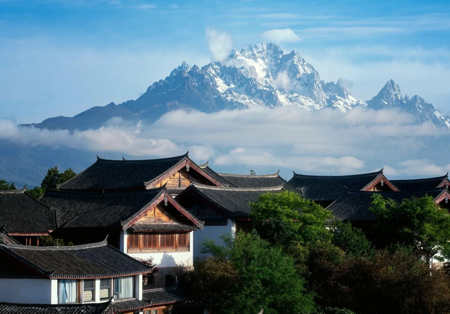 Gunung Salji Naga Jade – puncak bersalji dramatik menjulang di atas bumbung tradisional berhampiran Lijiang - Panduan Perjalanan Yunnan: Laluan & Tempat Terbaik 2026 - The China Journey Gunung Salji Naga Jade – puncak bersalji dramatik menjulang di atas bumbung tradisional berhampiran Lijiang - Panduan Perjalanan Yunnan: Laluan & Tempat Terbaik 2026 - The China Journey