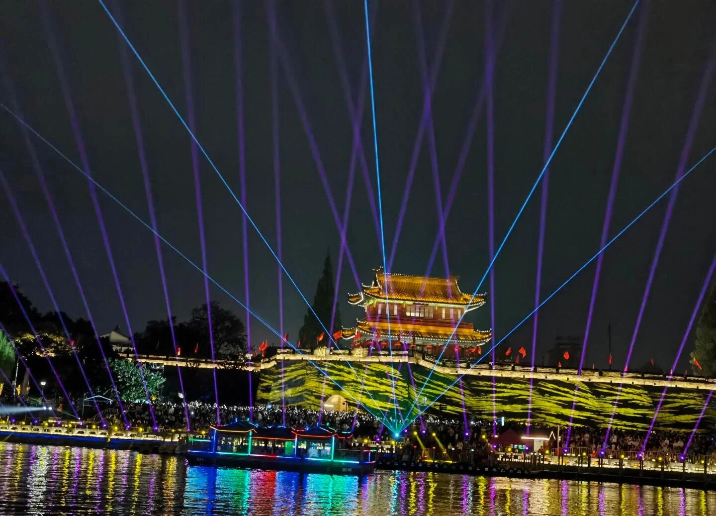 Pertunjukan Cahaya Malam Kota Purba Jingzhou, tembok kota bersejarah diterangi laser berwarna-warni yang memantul di sungai - Panduan Perjalanan Hubei: Laluan, Petua & Jadual Perjalanan 2026 - The China Journey Pertunjukan Cahaya Malam Kota Purba Jingzhou, tembok kota bersejarah diterangi laser berwarna-warni yang memantul di sungai - Panduan Perjalanan Hubei: Laluan, Petua & Jadual Perjalanan 2026 - The China Journey
