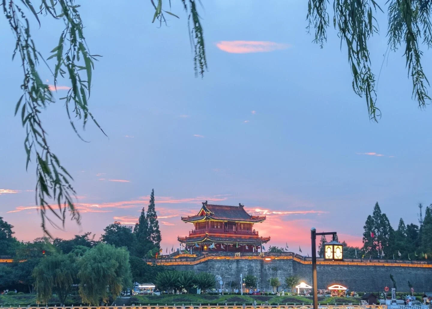 Matahari Terbenam di Tembok Kota Purba Jingzhou, tembok dan menara bersejarah bercahaya pada waktu senja dengan pokok dan terusan di hadapan - Panduan Perjalanan Hubei: Laluan, Petua & Jadual Perjalanan 2026 - The China Journey Matahari Terbenam di Tembok Kota Purba Jingzhou, tembok dan menara bersejarah bercahaya pada waktu senja dengan pokok dan terusan di hadapan - Panduan Perjalanan Hubei: Laluan, Petua & Jadual Perjalanan 2026 - The China Journey