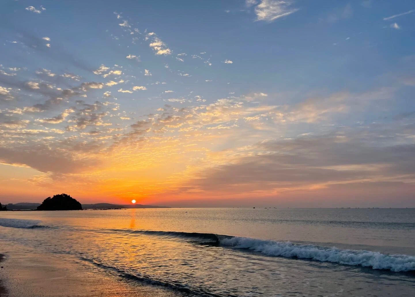 Sonnenaufgang am Strand von Jinshitan in Dalian mit sanften Wellen, Sandufer und Insel-Silhouette in der Ferne – Liaoning-Reiseführer: Routen, Tipps & Reisepläne 2026 – The China Journey Sonnenaufgang am Strand von Jinshitan in Dalian mit sanften Wellen, Sandufer und Insel-Silhouette in der Ferne – Liaoning-Reiseführer: Routen, Tipps & Reisepläne 2026 – The China Journey