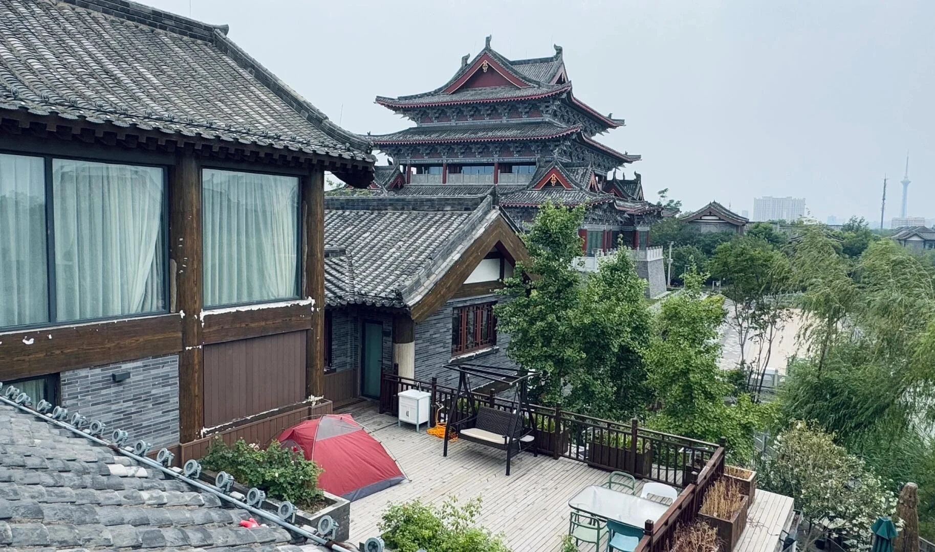 Cortile di una pensione tradizionale a Kaifeng: terrazza rustica in legno di un homestay vicino al Qingming Riverside Garden, con architettura classica - Guida di viaggio dell'Henan: i migliori itinerari per una prima visita 2026 - The China Journey Cortile di una pensione tradizionale a Kaifeng: terrazza rustica in legno di un homestay vicino al Qingming Riverside Garden, con architettura classica - Guida di viaggio dell'Henan: i migliori itinerari per una prima visita 2026 - The China Journey