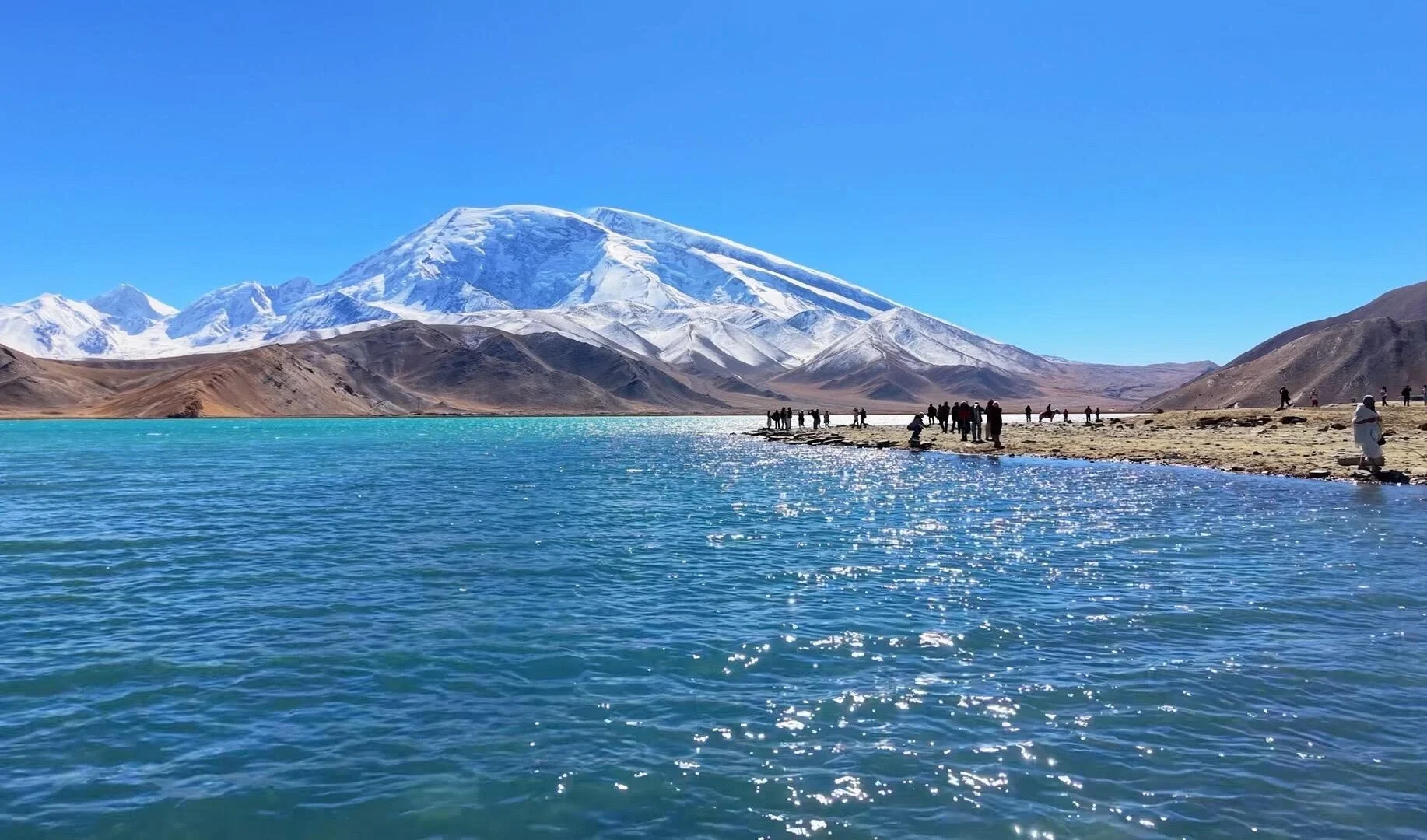 Karakul Gölü Pamir Manzarası – Karakurum Karayolu boyunca karla kaplı dağları yansıtan turkuaz alp gölü - Xinjiang Seyahat Rehberi: En İyi Rotalar ve Yerler 2026 - Çin Yolculuğu Karakul Gölü Pamir Manzarası – Karakurum Karayolu boyunca karla kaplı dağları yansıtan turkuaz alp gölü - Xinjiang Seyahat Rehberi: En İyi Rotalar ve Yerler 2026 - Çin Yolculuğu