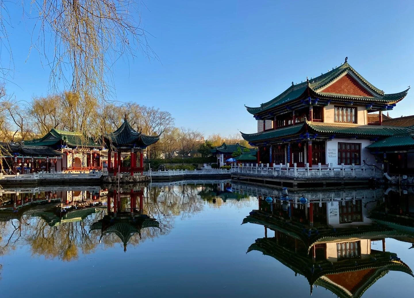 Pavilion Tasik Hijau Kunming – pavilion tradisional China terpantul di air tenang Taman Cuihu - Panduan Perjalanan Yunnan: Laluan & Tempat Terbaik 2026 - The China Journey Pavilion Tasik Hijau Kunming – pavilion tradisional China terpantul di air tenang Taman Cuihu - Panduan Perjalanan Yunnan: Laluan & Tempat Terbaik 2026 - The China Journey