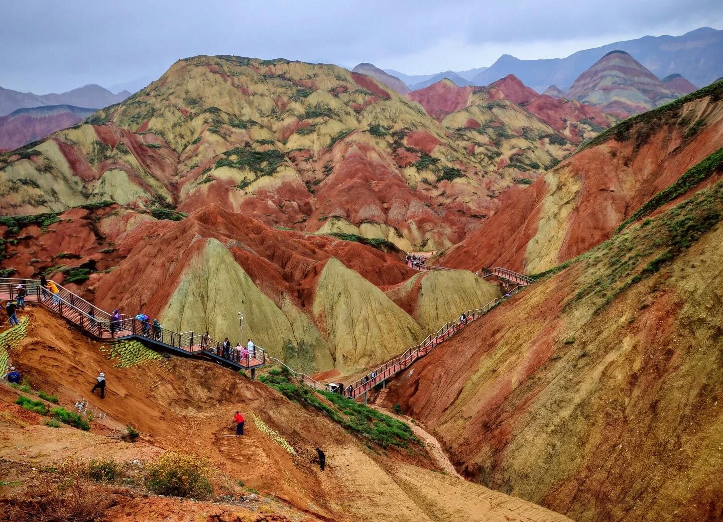 Núi Thủy Mặc Đan Hà Lan Châu, các đồi sọc màu với du khách đi trên lối quan sát bằng gỗ - Cẩm nang du lịch Cam Túc: Nên đi đâu, tuyến đường và mẹo 2026 - The China Journey Núi Thủy Mặc Đan Hà Lan Châu, các đồi sọc màu với du khách đi trên lối quan sát bằng gỗ - Cẩm nang du lịch Cam Túc: Nên đi đâu, tuyến đường và mẹo 2026 - The China Journey