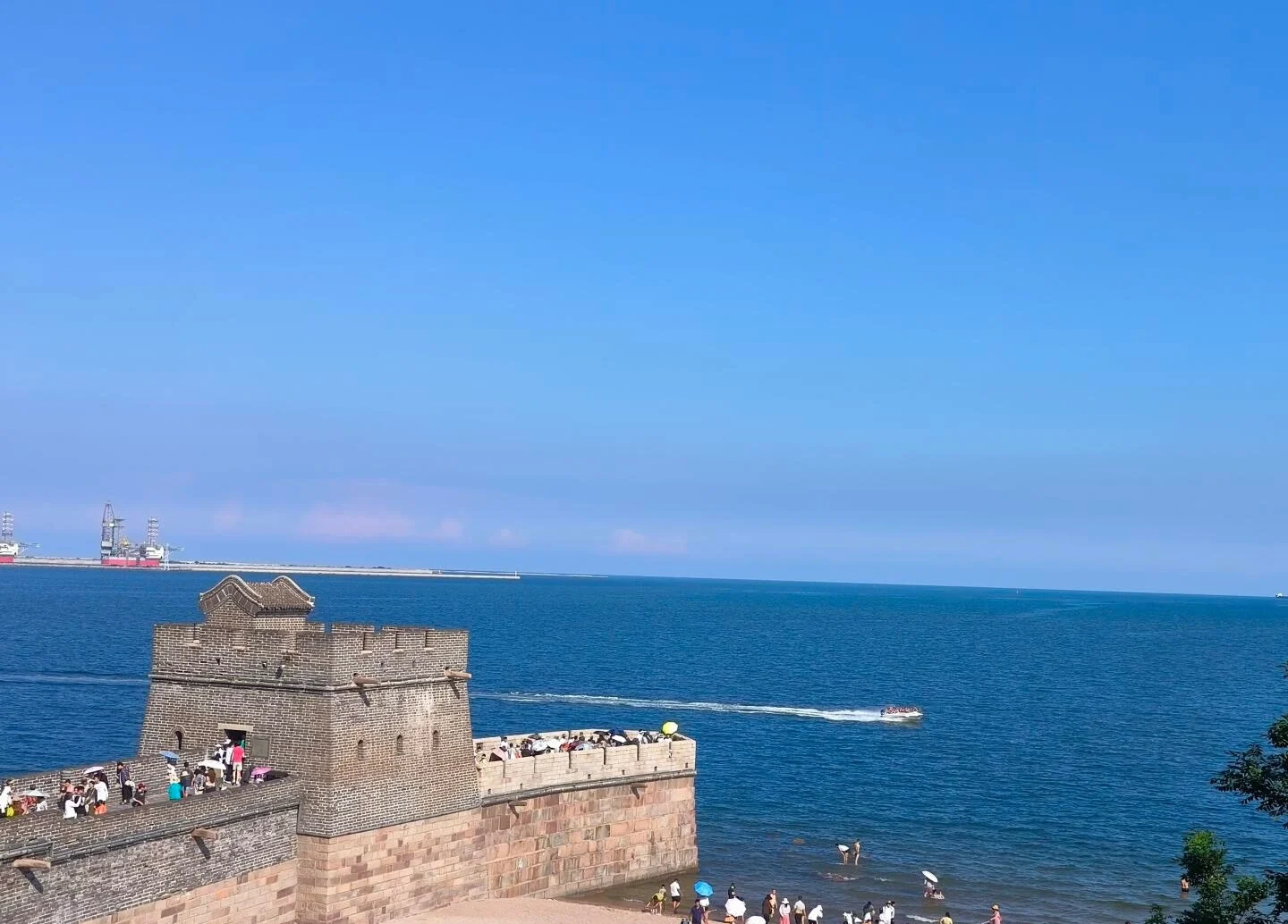 Zee-ingang van de Chinese Muur bij Laolongtou, met een stenen fort dat de Bohai-zee in loopt en bezoekers bij het historische kustmonument - Reisgids voor Hebei: beste routes buiten Beijing 2026 - The China Journey Zee-ingang van de Chinese Muur bij Laolongtou, met een stenen fort dat de Bohai-zee in loopt en bezoekers bij het historische kustmonument - Reisgids voor Hebei: beste routes buiten Beijing 2026 - The China Journey