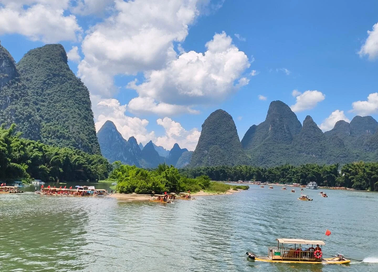 Li Nehri karst dağları yansıması; sakin nehre yansıyan yüksek yeşil zirveler arasından ilerleyen geleneksel tekneler - Guangxi Seyahat Rehberi: En İyi Rotalar, İpuçları ve Gezi Planları 2026 - The China Journey Li Nehri karst dağları yansıması; sakin nehre yansıyan yüksek yeşil zirveler arasından ilerleyen geleneksel tekneler - Guangxi Seyahat Rehberi: En İyi Rotalar, İpuçları ve Gezi Planları 2026 - The China Journey