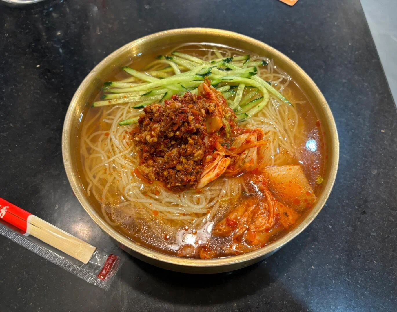 Kalte Nudeln aus Liaoning mit Gurke, Chilisauce und Brühe in traditioneller Zubereitung – Liaoning-Reiseführer: Routen, Tipps & Reisepläne 2026 – The China Journey Kalte Nudeln aus Liaoning mit Gurke, Chilisauce und Brühe in traditioneller Zubereitung – Liaoning-Reiseführer: Routen, Tipps & Reisepläne 2026 – The China Journey