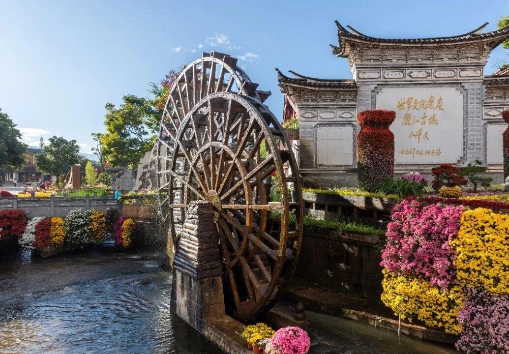 Kincir air Bandar Lama Lijiang – kincir kayu tradisional dan seni bina bersejarah dikelilingi bunga berwarna-warni - Panduan Perjalanan Yunnan: Laluan & Tempat Terbaik 2026 - The China Journey Kincir air Bandar Lama Lijiang – kincir kayu tradisional dan seni bina bersejarah dikelilingi bunga berwarna-warni - Panduan Perjalanan Yunnan: Laluan & Tempat Terbaik 2026 - The China Journey