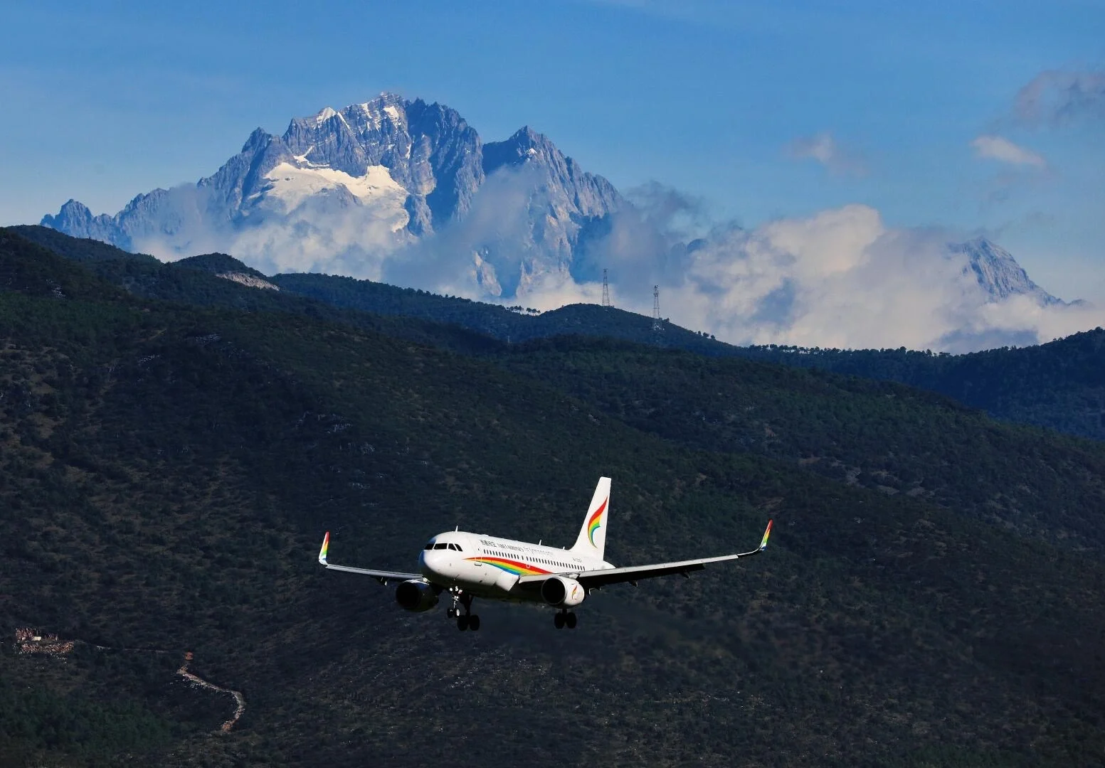 Pendekatan Lapangan Terbang Antarabangsa Sanyi Lijiang – pesawat komersial mendarat dengan Gunung Salji Naga Jade sebagai latar dramatik - Panduan Perjalanan Yunnan: Laluan & Tempat Terbaik 2026 - The China Journey Pendekatan Lapangan Terbang Antarabangsa Sanyi Lijiang – pesawat komersial mendarat dengan Gunung Salji Naga Jade sebagai latar dramatik - Panduan Perjalanan Yunnan: Laluan & Tempat Terbaik 2026 - The China Journey