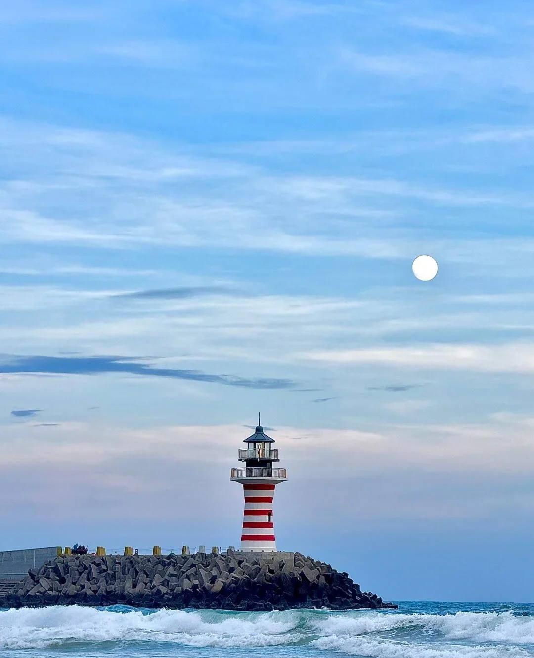 Ombak pesisir rumah api Lingshui dengan rumah api merah putih di pantai berbatu, ombak laut dan langit mendung - Panduan Perjalanan Hainan: Tempat untuk Dikunjungi, Laluan & Tip 2026 - The China Journey Ombak pesisir rumah api Lingshui dengan rumah api merah putih di pantai berbatu, ombak laut dan langit mendung - Panduan Perjalanan Hainan: Tempat untuk Dikunjungi, Laluan & Tip 2026 - The China Journey