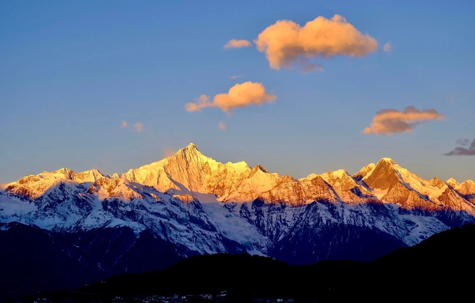 Matahari terbit di Gunung Salji Meili – cahaya keemasan menerangi puncak bersalji Gunung Salji Meili di Yunnan - Panduan Perjalanan Yunnan: Laluan & Tempat Terbaik 2026 - The China Journey Matahari terbit di Gunung Salji Meili – cahaya keemasan menerangi puncak bersalji Gunung Salji Meili di Yunnan - Panduan Perjalanan Yunnan: Laluan & Tempat Terbaik 2026 - The China Journey