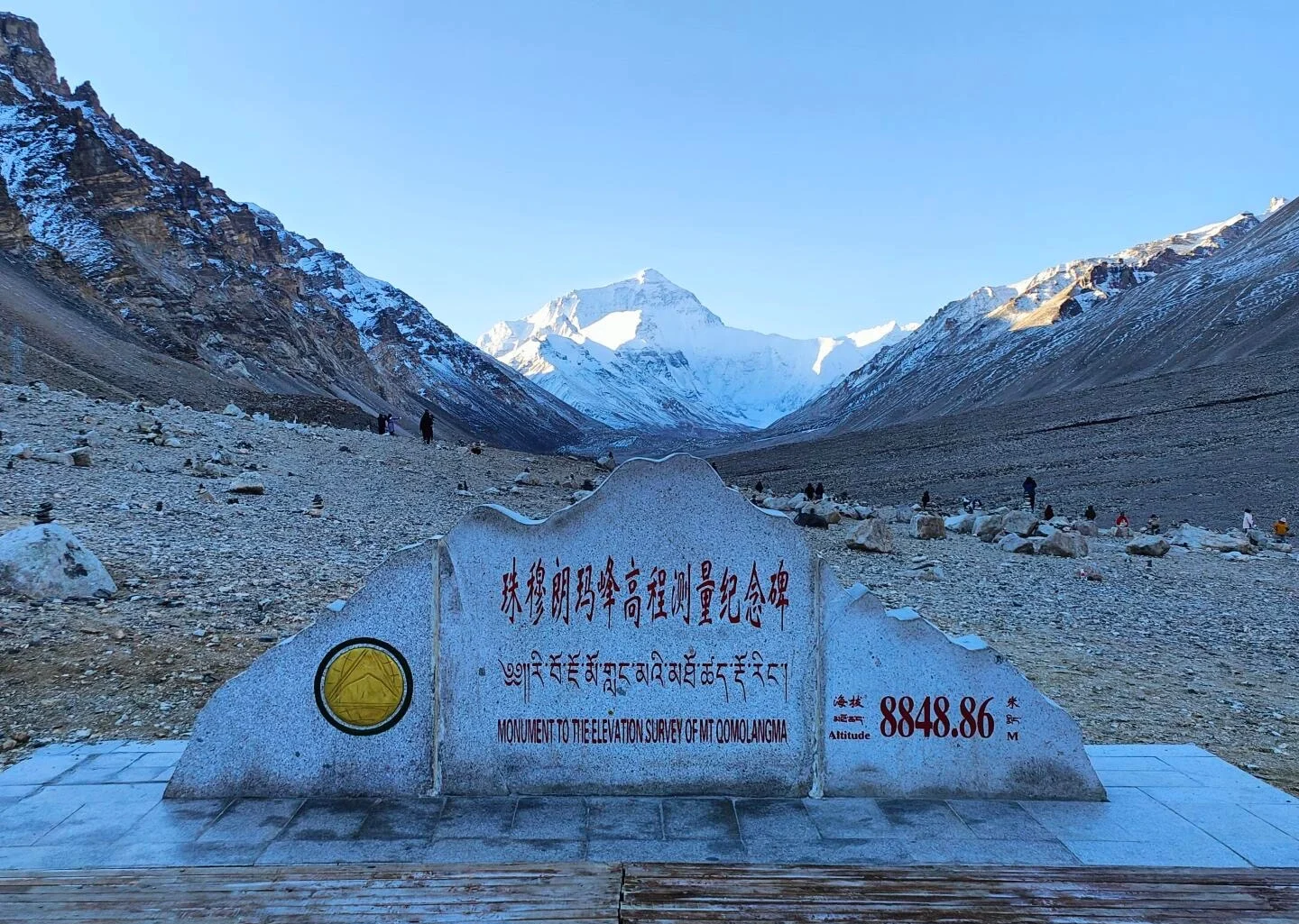 Monumento del Campo Base del Everest, marcador de piedra con la altitud y cumbres nevadas al fondo en el Tíbet - Guía de viaje al Tíbet: mejores rutas, consejos e itinerarios 2026 - The China Journey Monumento del Campo Base del Everest, marcador de piedra con la altitud y cumbres nevadas al fondo en el Tíbet - Guía de viaje al Tíbet: mejores rutas, consejos e itinerarios 2026 - The China Journey