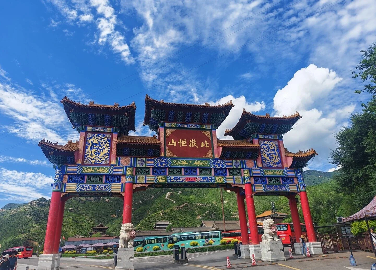 Arco panoramico d'ingresso del Monte Hengshan: colorato portale tradizionale cinese paifang che conduce alla sacra montagna settentrionale nello Shanxi - Guida di viaggio dello Shanxi: itinerari, consigli e luoghi da non perdere 2026 - The China Journey Arco panoramico d'ingresso del Monte Hengshan: colorato portale tradizionale cinese paifang che conduce alla sacra montagna settentrionale nello Shanxi - Guida di viaggio dello Shanxi: itinerari, consigli e luoghi da non perdere 2026 - The China Journey