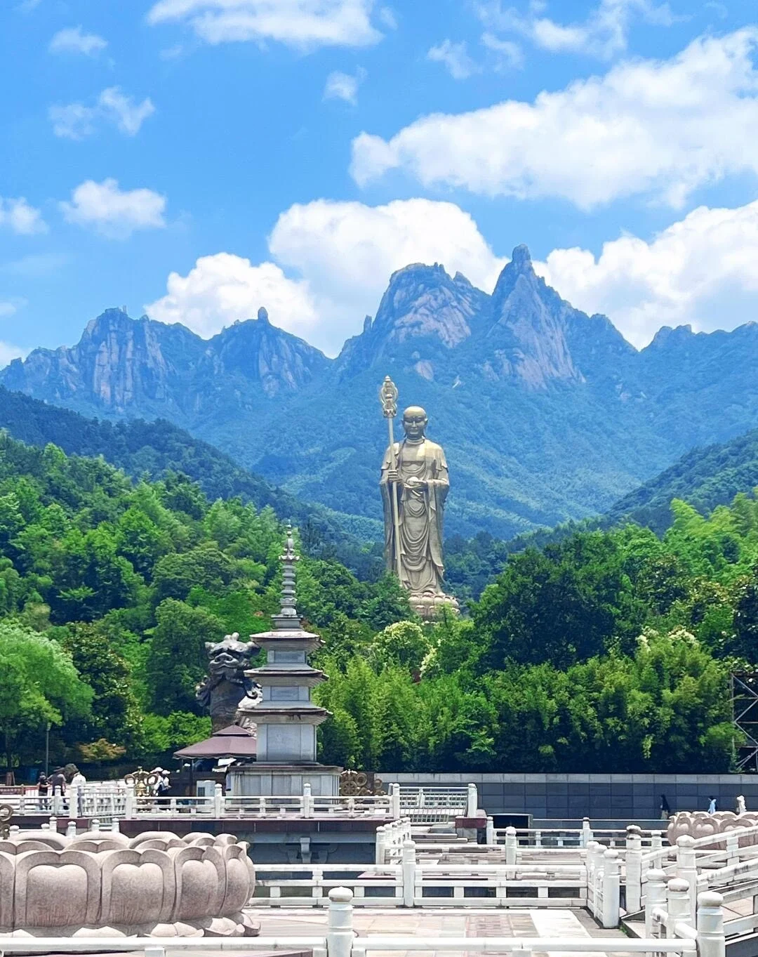 Area panoramica buddhista del Monte Jiuhua Montagna sacra con statua imponente e templi circondati da cime ricoperte di foreste - Guida di viaggio dell'Anhui: itinerari, consigli e percorsi 2026 - The China Journey Area panoramica buddhista del Monte Jiuhua Montagna sacra con statua imponente e templi circondati da cime ricoperte di foreste - Guida di viaggio dell'Anhui: itinerari, consigli e percorsi 2026 - The China Journey