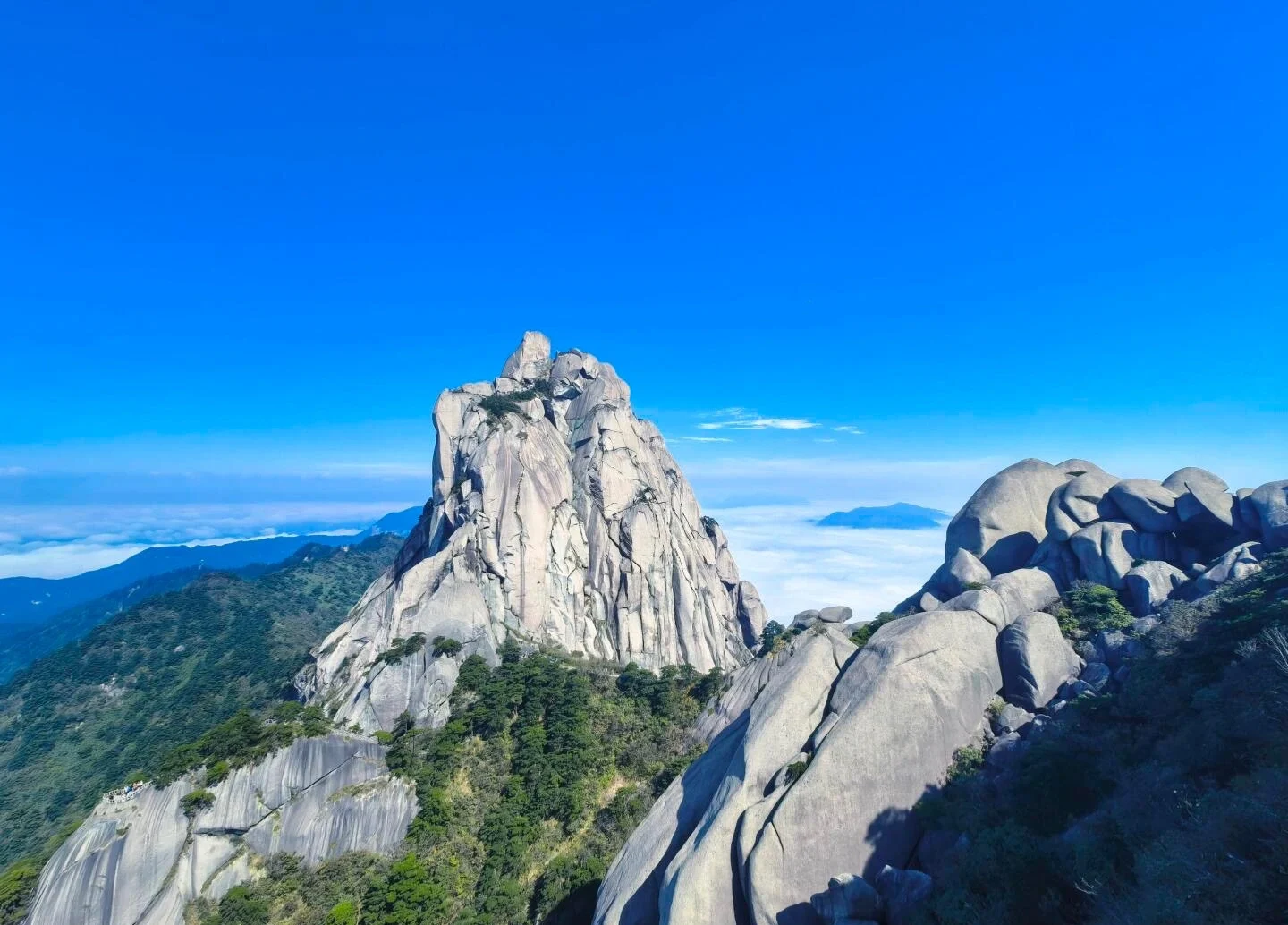 Veduta della vetta granitica del Monte Tianzhu Cima rocciosa spettacolare sopra le nuvole, con pareti scoscese e orizzonte azzurro - Guida di viaggio dell'Anhui: itinerari, consigli e percorsi 2026 - The China Journey Veduta della vetta granitica del Monte Tianzhu Cima rocciosa spettacolare sopra le nuvole, con pareti scoscese e orizzonte azzurro - Guida di viaggio dell'Anhui: itinerari, consigli e percorsi 2026 - The China Journey