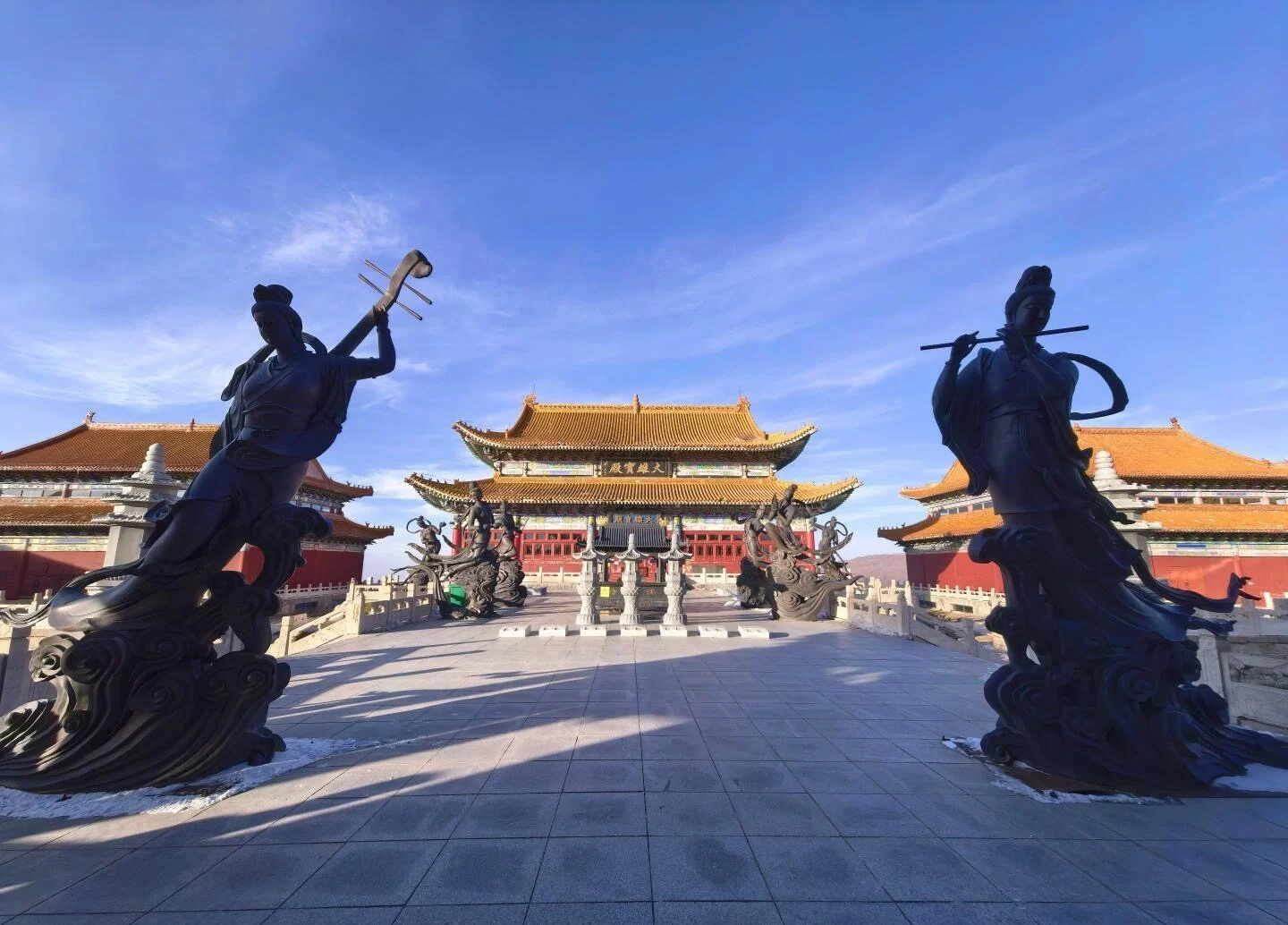 Tempio di Monte Wutai, cortile, statue, architettura buddista con sculture di guardiani e sale sacre sotto un cielo azzurro limpido nello Shanxi - Guida di viaggio dello Shanxi: itinerari, consigli e luoghi da non perdere 2026 - The China Journey Tempio di Monte Wutai, cortile, statue, architettura buddista con sculture di guardiani e sale sacre sotto un cielo azzurro limpido nello Shanxi - Guida di viaggio dello Shanxi: itinerari, consigli e luoghi da non perdere 2026 - The China Journey