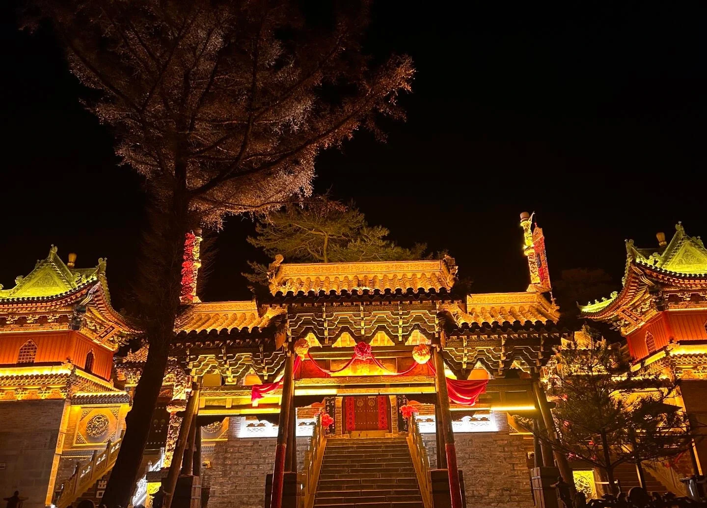 Vista notturna del tempio di Monte Wutai: un complesso di templi buddisti tradizionali illuminato sotto il cielo scuro tra le sacre montagne dello Shanxi - Guida di viaggio dello Shanxi: itinerari, consigli e luoghi da non perdere 2026 - The China Journey Vista notturna del tempio di Monte Wutai: un complesso di templi buddisti tradizionali illuminato sotto il cielo scuro tra le sacre montagne dello Shanxi - Guida di viaggio dello Shanxi: itinerari, consigli e luoghi da non perdere 2026 - The China Journey