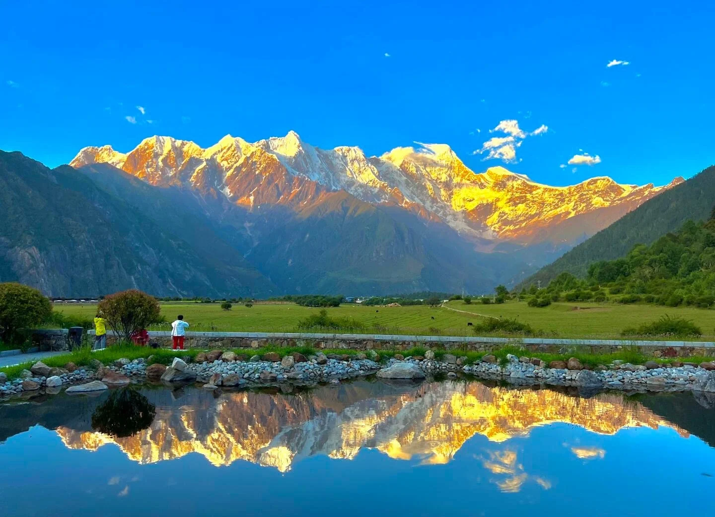 Amanecer reflejado en el pico Namjagbarwa, montaña nevada dorada reflejada en aguas tranquilas con un exuberante paisaje de valle en Nyingchi - Guía de viaje al Tíbet: mejores rutas, consejos e itinerarios 2026 - The China Journey Amanecer reflejado en el pico Namjagbarwa, montaña nevada dorada reflejada en aguas tranquilas con un exuberante paisaje de valle en Nyingchi - Guía de viaje al Tíbet: mejores rutas, consejos e itinerarios 2026 - The China Journey