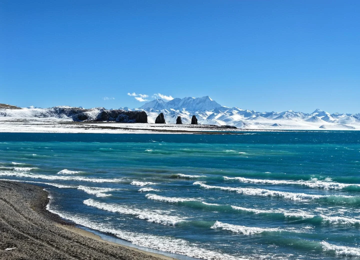 Panorama invernal del lago Namtso, con olas turquesas, montañas nevadas y un inmenso cielo azul en el paisaje tibetano - Guía de viaje al Tíbet: mejores rutas, consejos e itinerarios 2026 - The China Journey Panorama invernal del lago Namtso, con olas turquesas, montañas nevadas y un inmenso cielo azul en el paisaje tibetano - Guía de viaje al Tíbet: mejores rutas, consejos e itinerarios 2026 - The China Journey