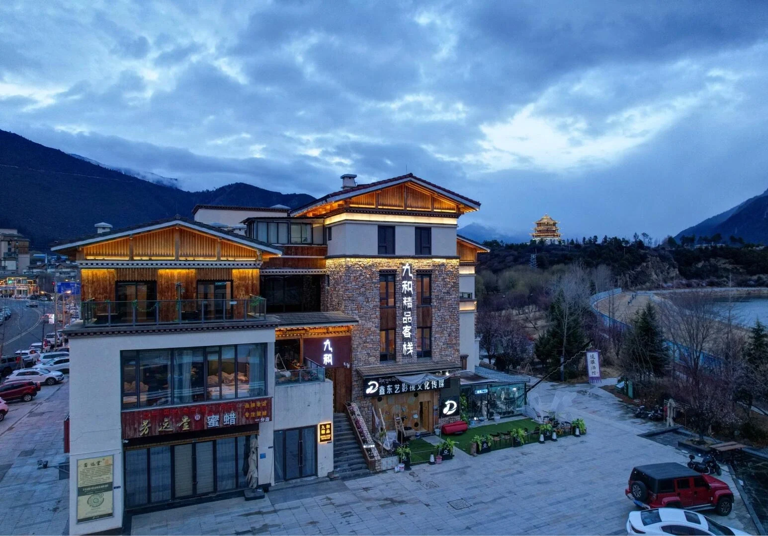 Casa de huéspedes tibetana en Nyingchi al anochecer, acogedor alojamiento de montaña iluminado junto a un río y colinas en el campo tibetano - Guía de viaje al Tíbet: mejores rutas, consejos e itinerarios 2026 - The China Journey Casa de huéspedes tibetana en Nyingchi al anochecer, acogedor alojamiento de montaña iluminado junto a un río y colinas en el campo tibetano - Guía de viaje al Tíbet: mejores rutas, consejos e itinerarios 2026 - The China Journey