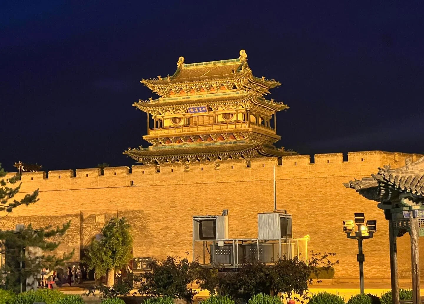 Mura notturne dell'antica città di Pingyao: antica porta cittadina illuminata e mura difensive che mettono in mostra l'architettura patrimonio dell'UNESCO nello Shanxi - Guida di viaggio dello Shanxi: itinerari, consigli e luoghi da non perdere 2026 - The China Journey Mura notturne dell'antica città di Pingyao: antica porta cittadina illuminata e mura difensive che mettono in mostra l'architettura patrimonio dell'UNESCO nello Shanxi - Guida di viaggio dello Shanxi: itinerari, consigli e luoghi da non perdere 2026 - The China Journey