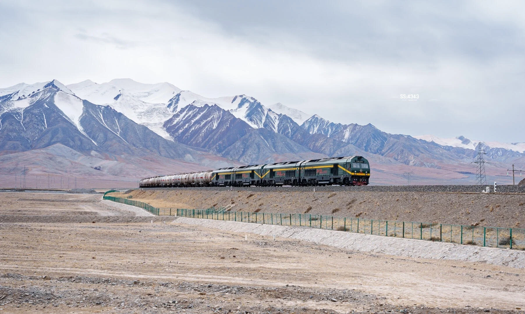 Zug der Qinghai–Tibet-Bahn, Güterzug durchquert weites Hochland mit schneebedeckten Bergen und kargem Land – Qinghai-Reiseführer: Reiseziele, Routen & Tipps 2026 – The China Journey Zug der Qinghai–Tibet-Bahn, Güterzug durchquert weites Hochland mit schneebedeckten Bergen und kargem Land – Qinghai-Reiseführer: Reiseziele, Routen & Tipps 2026 – The China Journey