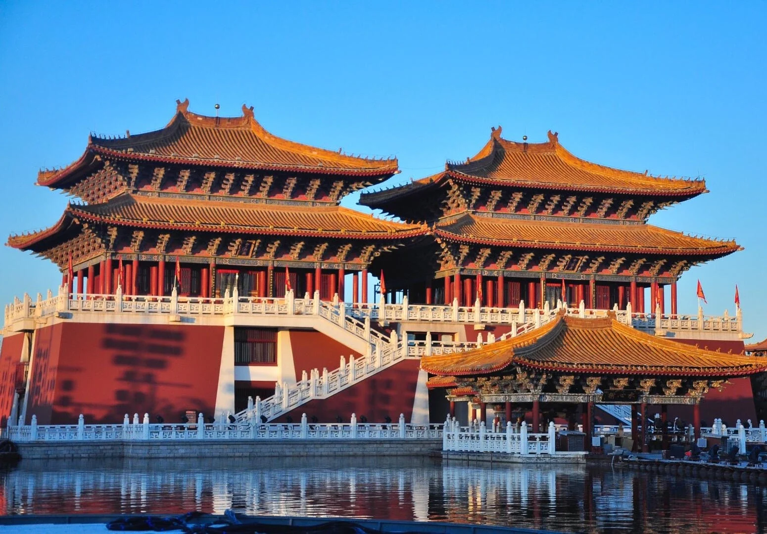 Giardino fluviale di Qingming, Kaifeng: un grande complesso architettonico in stile dinastia Song in riva all'acqua sotto un cielo azzurro limpido - Guida di viaggio dell'Henan: i migliori itinerari per una prima visita 2026 - The China Journey Giardino fluviale di Qingming, Kaifeng: un grande complesso architettonico in stile dinastia Song in riva all'acqua sotto un cielo azzurro limpido - Guida di viaggio dell'Henan: i migliori itinerari per una prima visita 2026 - The China Journey