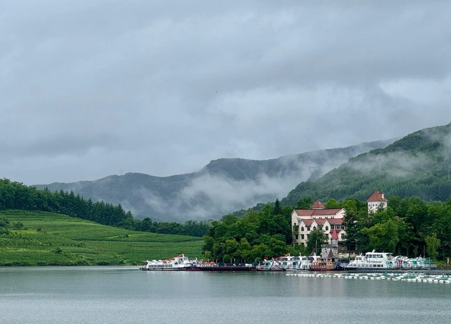 Landschaftsgebiet Qingshangou in Kuandian mit nebligen Bergen, Dorf am See, üppigem Grün und ruhiger ländlicher Atmosphäre – Liaoning-Reiseführer: Routen, Tipps & Reisepläne 2026 – The China Journey Landschaftsgebiet Qingshangou in Kuandian mit nebligen Bergen, Dorf am See, üppigem Grün und ruhiger ländlicher Atmosphäre – Liaoning-Reiseführer: Routen, Tipps & Reisepläne 2026 – The China Journey