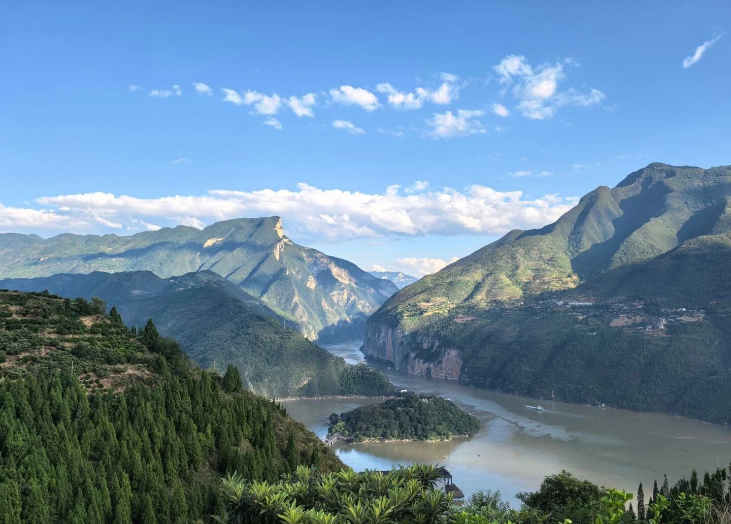 Pemandangan Kuimen di Gaung Qutang, ngarai dramatik dengan tebing curam dan Sungai Yangtze berliku di antara gunung subur - Panduan Perjalanan Hubei: Laluan, Petua & Jadual Perjalanan 2026 - The China Journey Pemandangan Kuimen di Gaung Qutang, ngarai dramatik dengan tebing curam dan Sungai Yangtze berliku di antara gunung subur - Panduan Perjalanan Hubei: Laluan, Petua & Jadual Perjalanan 2026 - The China Journey