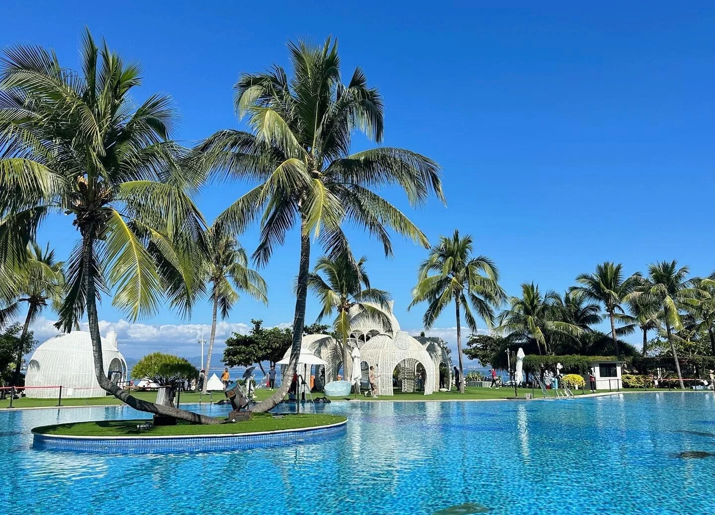 Resortblick auf der Insel Wuzhizhou in Sanya mit Palmen am Pool, weißen Kuppeln und heller tropischer Küstenatmosphäre – Sanya-Reiseführer: Strände, Buchten & Tipps 2026 – The China Journey Resortblick auf der Insel Wuzhizhou in Sanya mit Palmen am Pool, weißen Kuppeln und heller tropischer Küstenatmosphäre – Sanya-Reiseführer: Strände, Buchten & Tipps 2026 – The China Journey