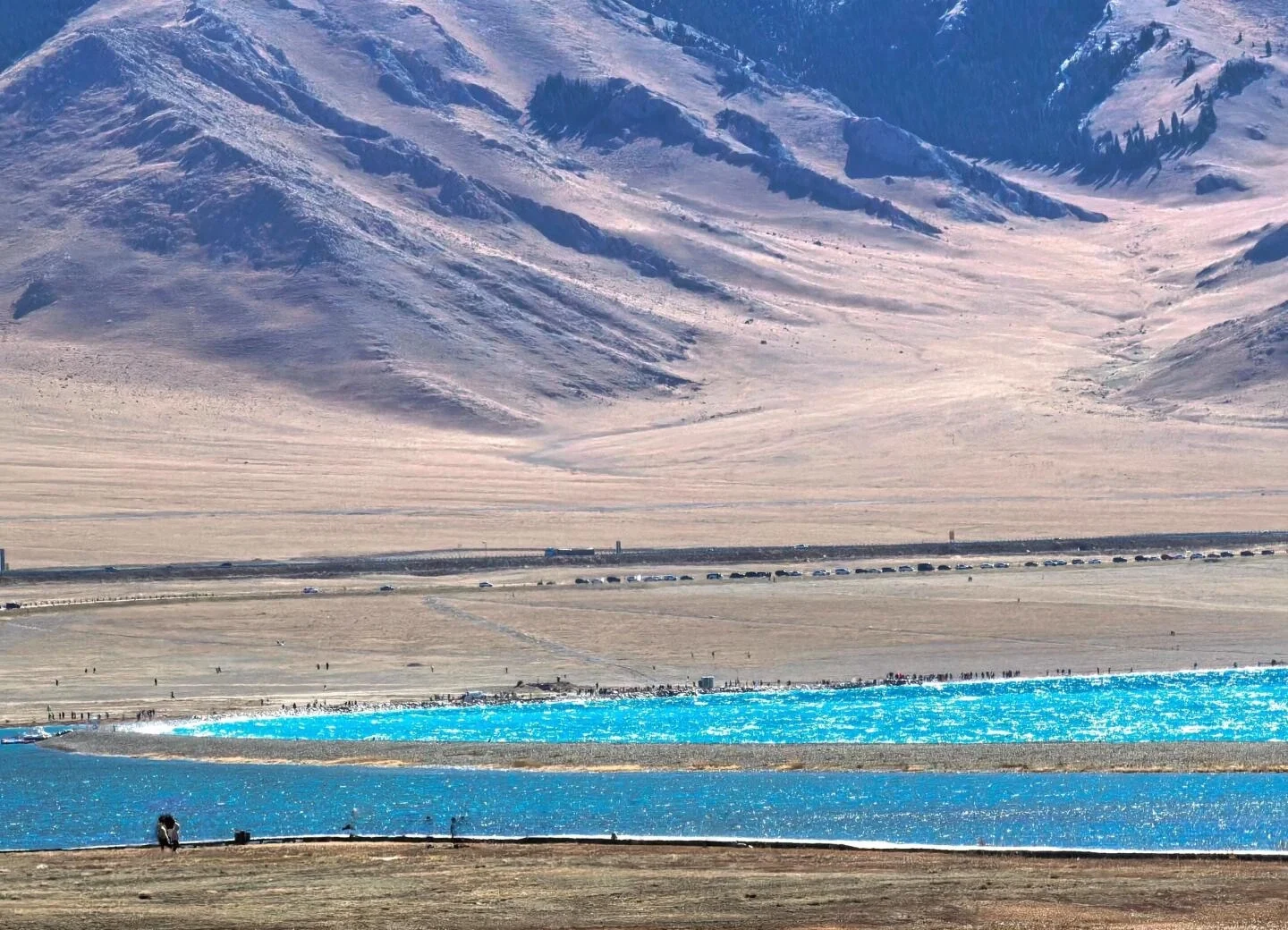 Sayram Gölü'nün Mavi Suları – batı Xinjiang manzara bölgesinde dağlarla çevrili parıldayan alp gölü - Xinjiang Seyahat Rehberi: En İyi Rotalar ve Yerler 2026 - Çin Yolculuğu Sayram Gölü'nün Mavi Suları – batı Xinjiang manzara bölgesinde dağlarla çevrili parıldayan alp gölü - Xinjiang Seyahat Rehberi: En İyi Rotalar ve Yerler 2026 - Çin Yolculuğu