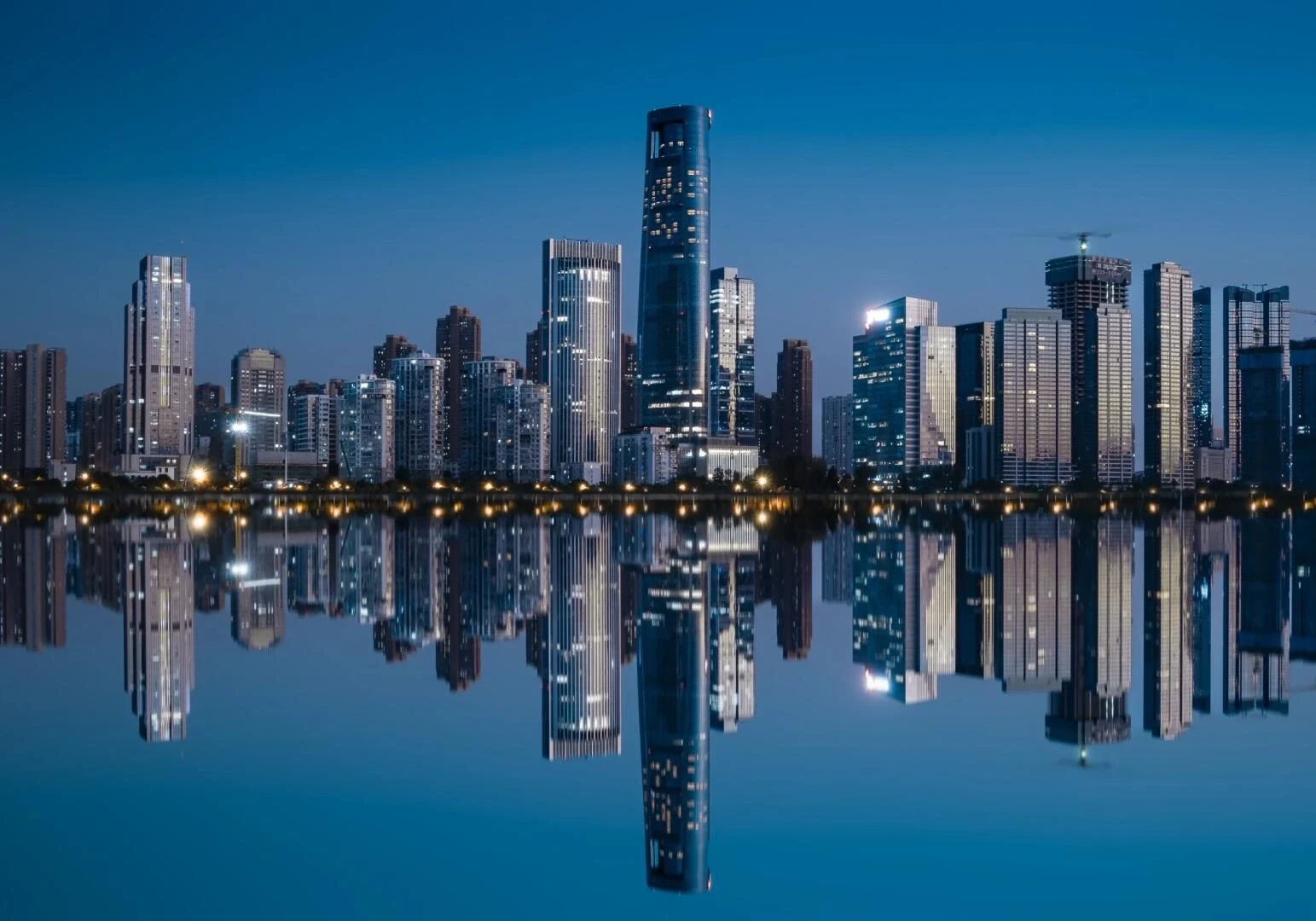 Shahu-søen Wuhan Moderne Skyline Moderne skyskrabere spejlet på en rolig søoverflade under en klar blå aften - 3 dage i Wuhan: Bedste rejseplan for første gang 2026 - The China Journey Shahu-søen Wuhan Moderne Skyline Moderne skyskrabere spejlet på en rolig søoverflade under en klar blå aften - 3 dage i Wuhan: Bedste rejseplan for første gang 2026 - The China Journey
