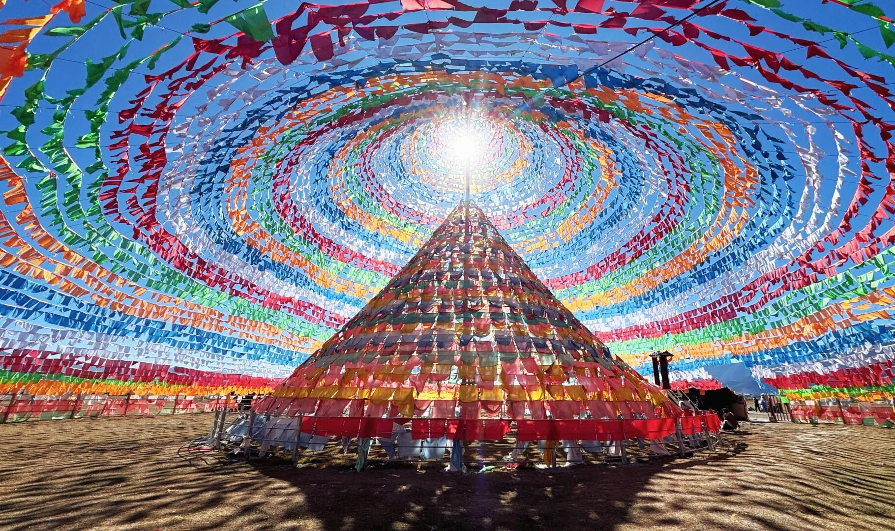 Bendera doa Shangri-La – bendera doa Tibet berwarna-warni membentuk kanopi bulat di bawah cahaya matahari gunung - Panduan Perjalanan Yunnan: Laluan & Tempat Terbaik 2026 - The China Journey Bendera doa Shangri-La – bendera doa Tibet berwarna-warni membentuk kanopi bulat di bawah cahaya matahari gunung - Panduan Perjalanan Yunnan: Laluan & Tempat Terbaik 2026 - The China Journey