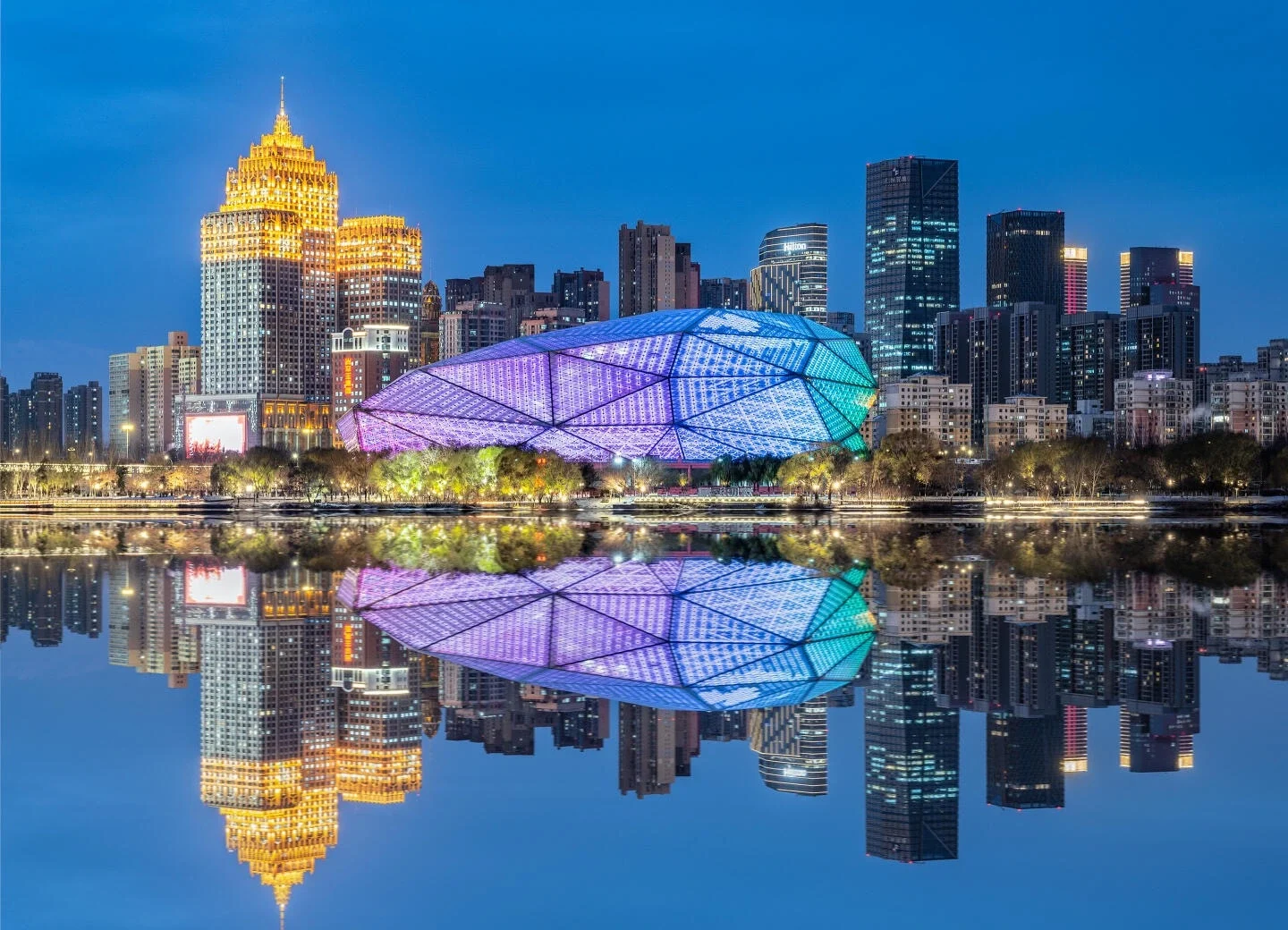 Nächtlicher Blick auf das Shengjing Grand Theater, eine moderne Glaskuppel mit farbiger Beleuchtung und Spiegelungen in der Stadtsilhouette – Liaoning-Reiseführer: Routen, Tipps & Reisepläne 2026 – The China Journey Nächtlicher Blick auf das Shengjing Grand Theater, eine moderne Glaskuppel mit farbiger Beleuchtung und Spiegelungen in der Stadtsilhouette – Liaoning-Reiseführer: Routen, Tipps & Reisepläne 2026 – The China Journey