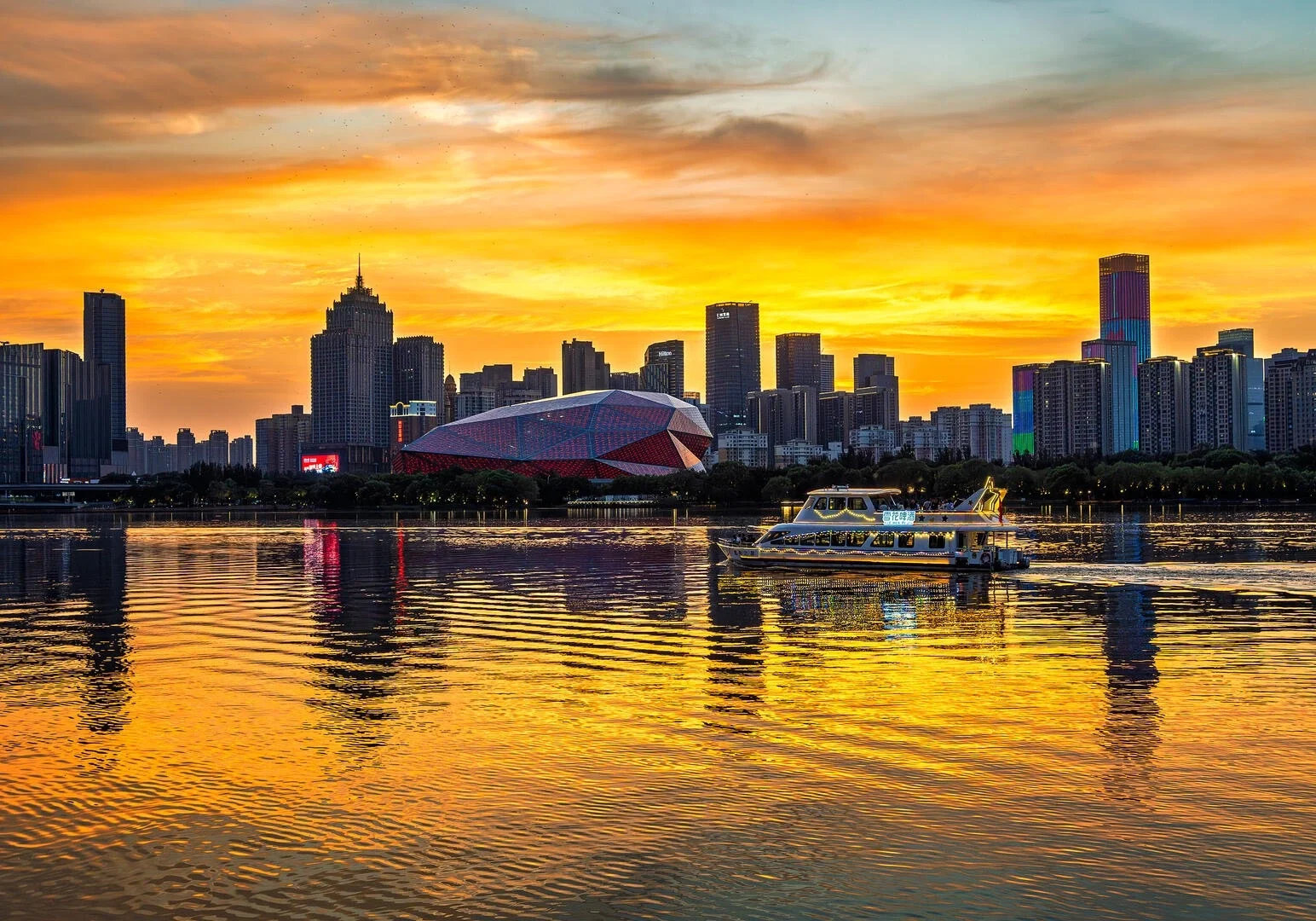 Sonnenuntergang am Shengjing Grand Theater in Shenyang, modernes geometrisches Theater und Stadtsilhouette spiegeln sich bei goldenem Licht im Fluss – Liaoning-Reiseführer: Routen, Tipps & Reisepläne 2026 – The China Journey Sonnenuntergang am Shengjing Grand Theater in Shenyang, modernes geometrisches Theater und Stadtsilhouette spiegeln sich bei goldenem Licht im Fluss – Liaoning-Reiseführer: Routen, Tipps & Reisepläne 2026 – The China Journey