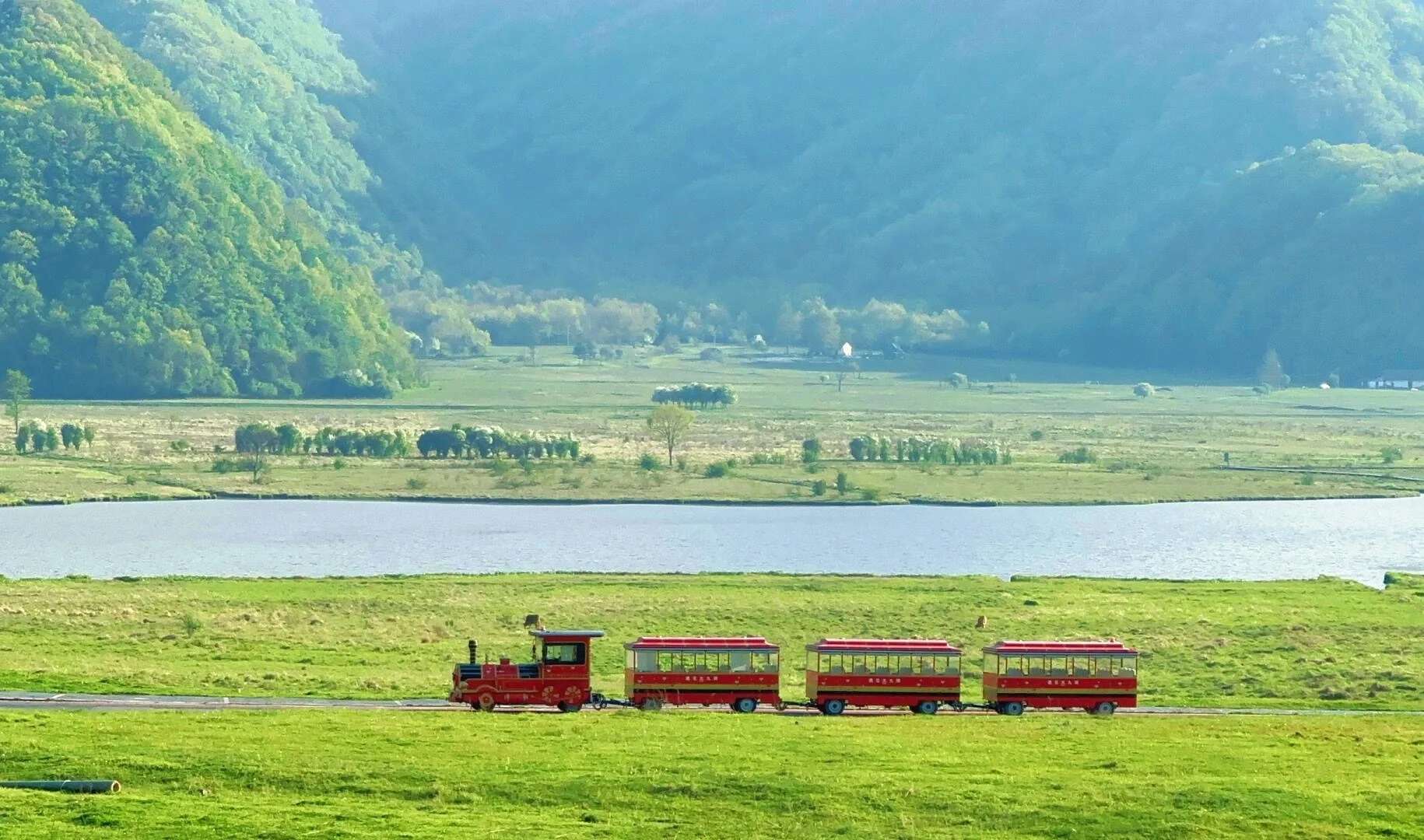 Kereta Api Tanah Lembap Dajiuhu Shennongjia, padang rumput indah dengan kereta api pelancong kecil di sisi sungai dan gunung berkabus - Panduan Perjalanan Hubei: Laluan, Petua & Jadual Perjalanan 2026 - The China Journey Kereta Api Tanah Lembap Dajiuhu Shennongjia, padang rumput indah dengan kereta api pelancong kecil di sisi sungai dan gunung berkabus - Panduan Perjalanan Hubei: Laluan, Petua & Jadual Perjalanan 2026 - The China Journey