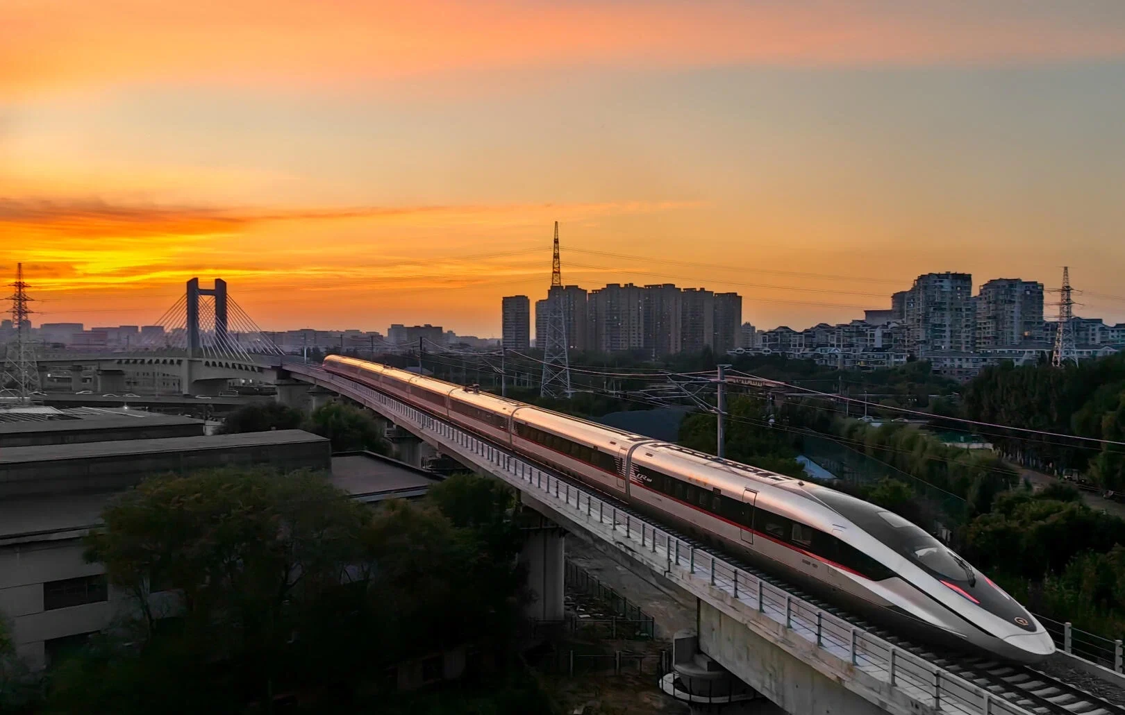 Hochgeschwindigkeitsbahn Baishan in Shenyang, moderner Schnellzug auf einer Hochbrücke über der Stadt bei warmem Sonnenuntergang – Liaoning-Reiseführer: Routen, Tipps & Reisepläne 2026 – The China Journey Hochgeschwindigkeitsbahn Baishan in Shenyang, moderner Schnellzug auf einer Hochbrücke über der Stadt bei warmem Sonnenuntergang – Liaoning-Reiseführer: Routen, Tipps & Reisepläne 2026 – The China Journey