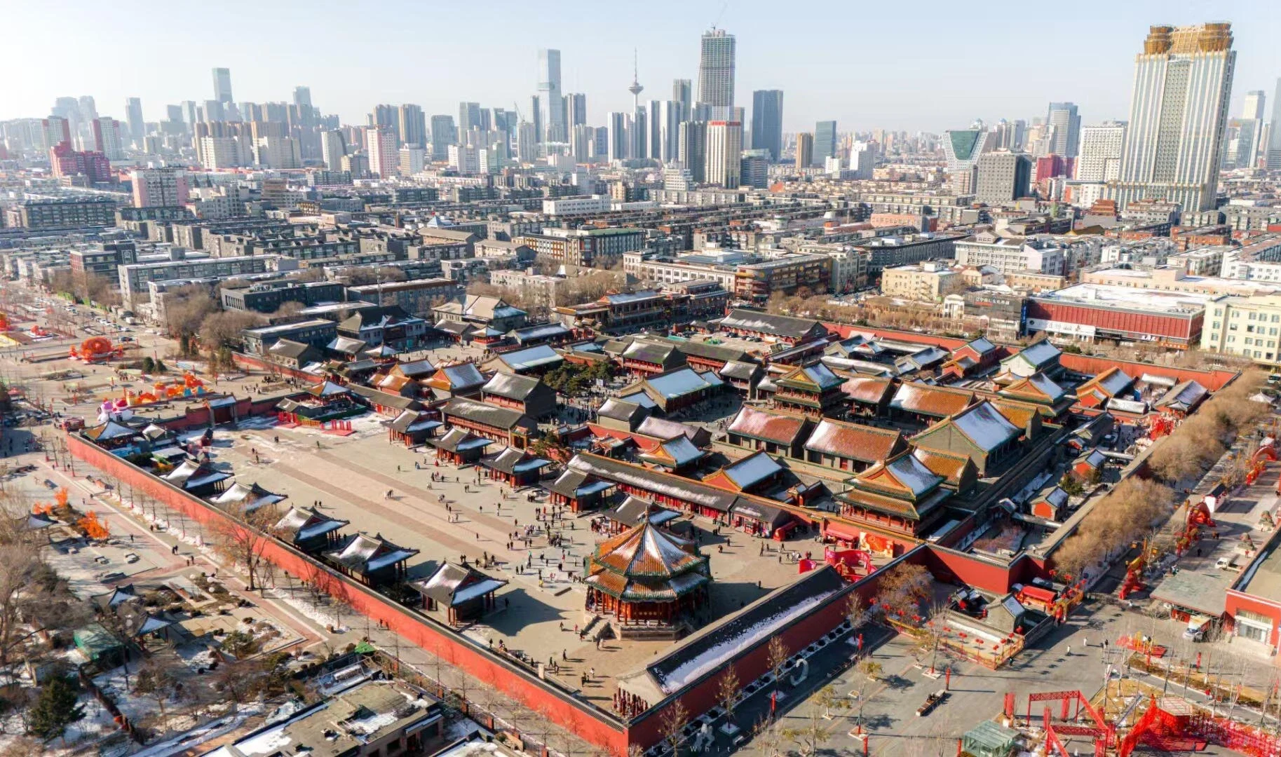 Luftaufnahme des Kaiserpalasts von Shenyang, historischer Palastkomplex inmitten moderner Stadtlandschaft – Liaoning-Reiseführer: Routen, Tipps & Reisepläne 2026 – The China Journey Luftaufnahme des Kaiserpalasts von Shenyang, historischer Palastkomplex inmitten moderner Stadtlandschaft – Liaoning-Reiseführer: Routen, Tipps & Reisepläne 2026 – The China Journey