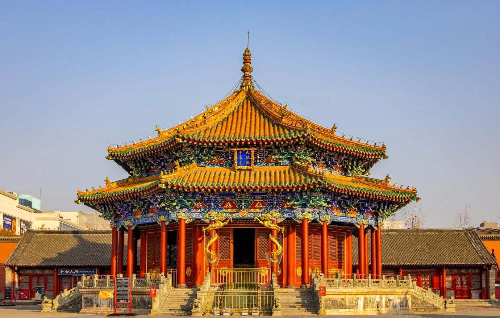 Halle im Kaiserpalast von Shenyang, kunstvolle Palastarchitektur der Qing-Dynastie mit goldenem Dach und farbigen Schnitzereien – Liaoning-Reiseführer: Routen, Tipps & Reisepläne 2026 – The China Journey Halle im Kaiserpalast von Shenyang, kunstvolle Palastarchitektur der Qing-Dynastie mit goldenem Dach und farbigen Schnitzereien – Liaoning-Reiseführer: Routen, Tipps & Reisepläne 2026 – The China Journey