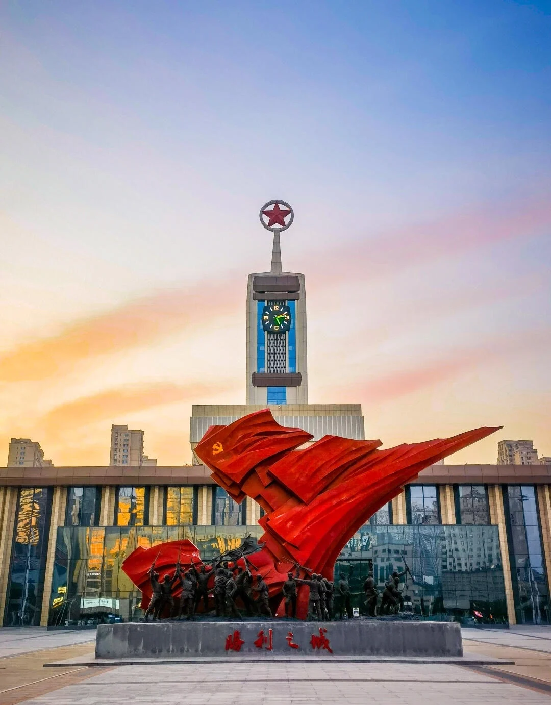 Plein met het Bevrijdingsmonument van Shijiazhuang, een iconisch rood beeld en klokkentoren in het centrale stadsplein - Reisgids voor Hebei: beste routes buiten Beijing 2026 - The China Journey Plein met het Bevrijdingsmonument van Shijiazhuang, een iconisch rood beeld en klokkentoren in het centrale stadsplein - Reisgids voor Hebei: beste routes buiten Beijing 2026 - The China Journey
