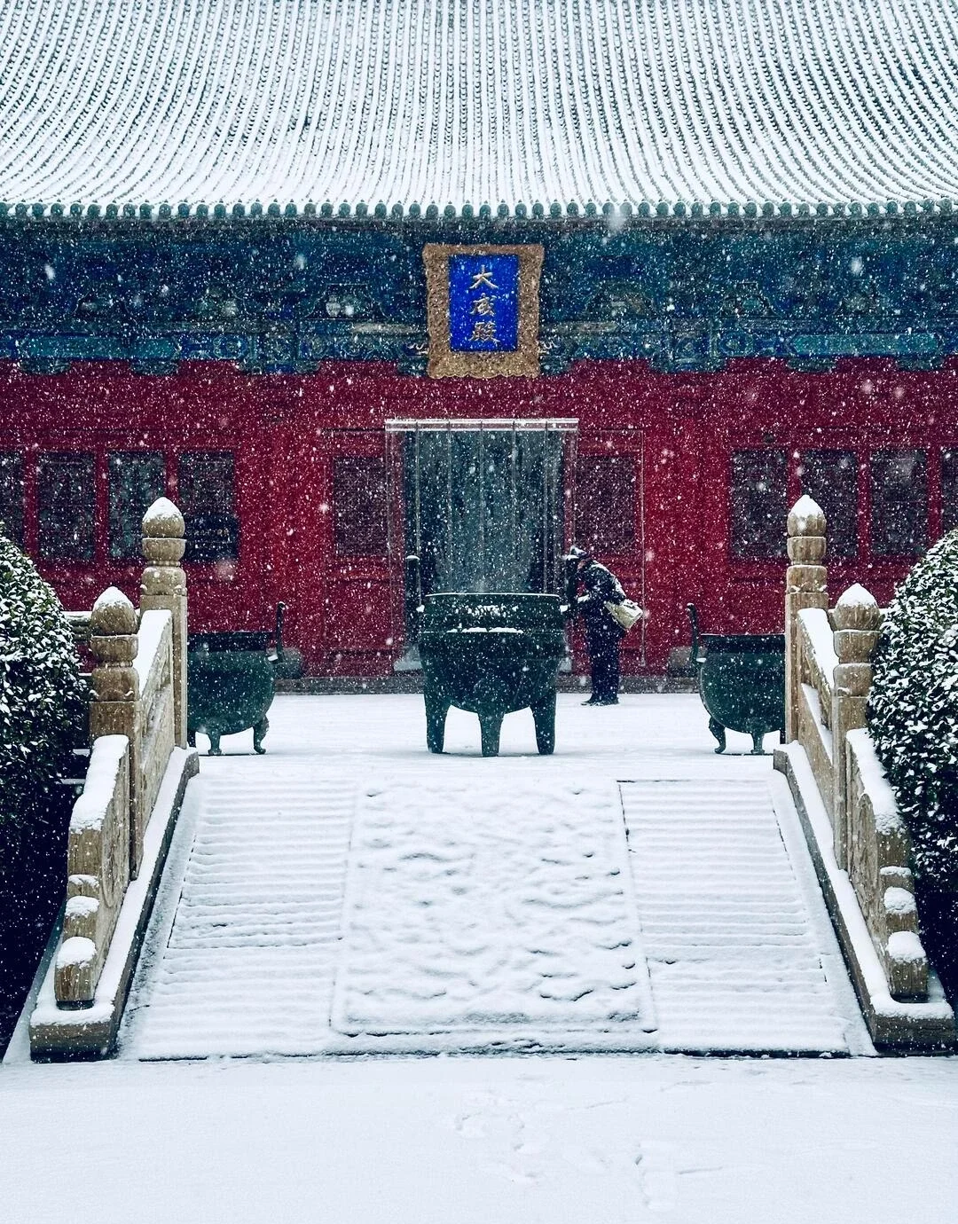 Tempio confuciano di Taiyuan, paesaggio invernale: tradizionale sala rossa e cortile ricoperti di neve con architettura antica nello Shanxi - Guida di viaggio dello Shanxi: itinerari, consigli e luoghi da non perdere 2026 - The China Journey Tempio confuciano di Taiyuan, paesaggio invernale: tradizionale sala rossa e cortile ricoperti di neve con architettura antica nello Shanxi - Guida di viaggio dello Shanxi: itinerari, consigli e luoghi da non perdere 2026 - The China Journey