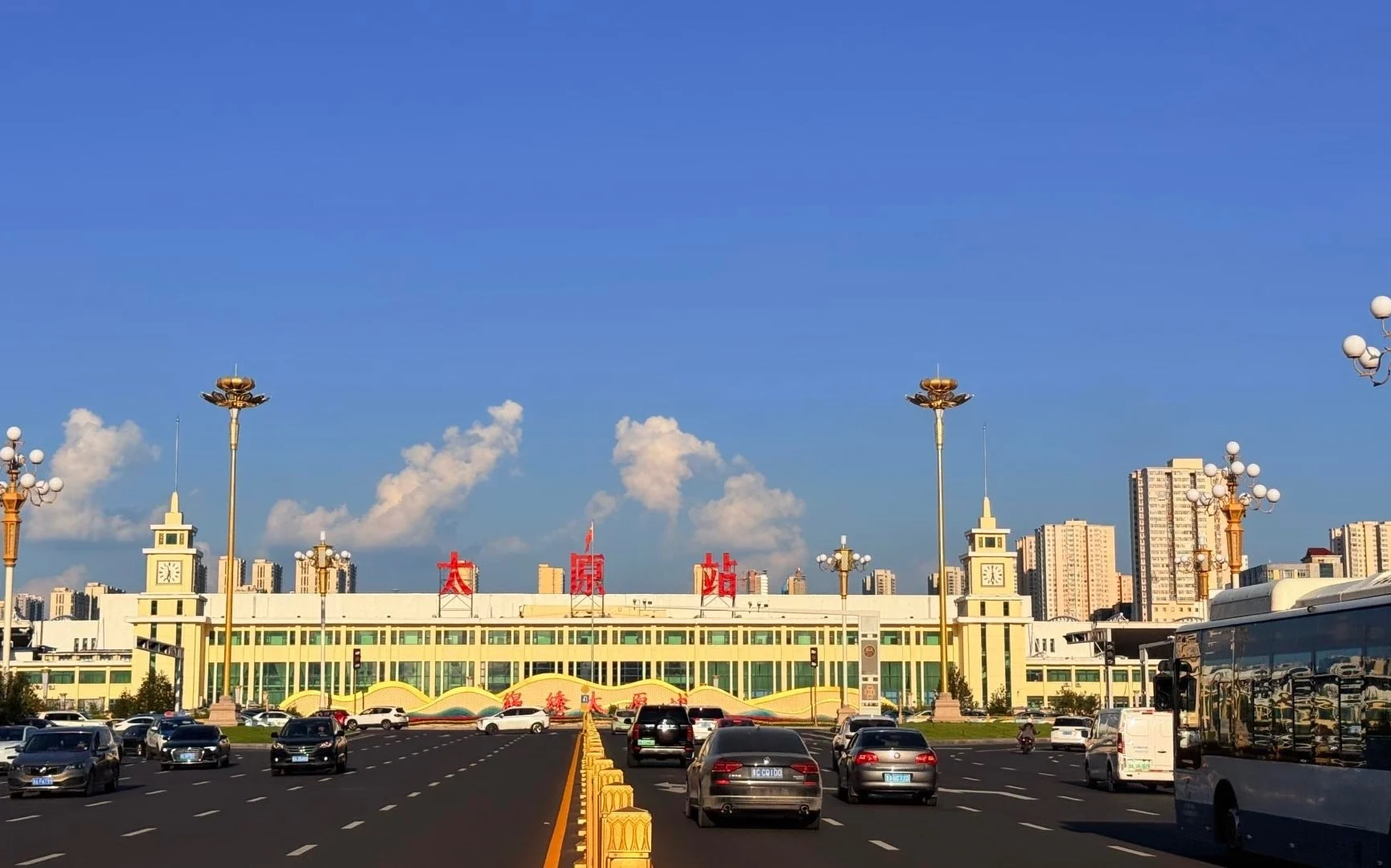 Facaden på Taiyuan Railway Station, historisk stationsbygning med klokketårne og tæt trafik på pladsen foran i Shanxi, Kina - Taiyuan rejseguide: Bedste rejseplan og tips 2026 - The China Journey Facaden på Taiyuan Railway Station, historisk stationsbygning med klokketårne og tæt trafik på pladsen foran i Shanxi, Kina - Taiyuan rejseguide: Bedste rejseplan og tips 2026 - The China Journey