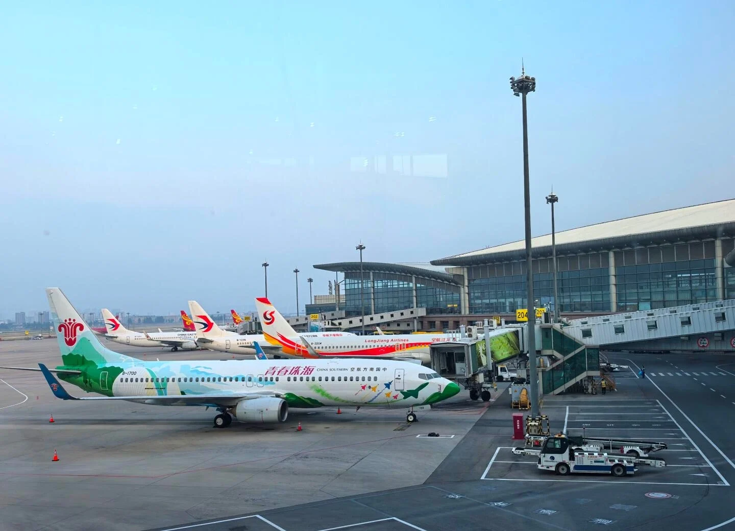 Forpladsen ved Taiyuan Wusu International Airport, passagerfly ved terminalen med jetbroer under klar himmel i Shanxi, Kina - Taiyuan rejseguide: Bedste rejseplan og tips 2026 - The China Journey Forpladsen ved Taiyuan Wusu International Airport, passagerfly ved terminalen med jetbroer under klar himmel i Shanxi, Kina - Taiyuan rejseguide: Bedste rejseplan og tips 2026 - The China Journey