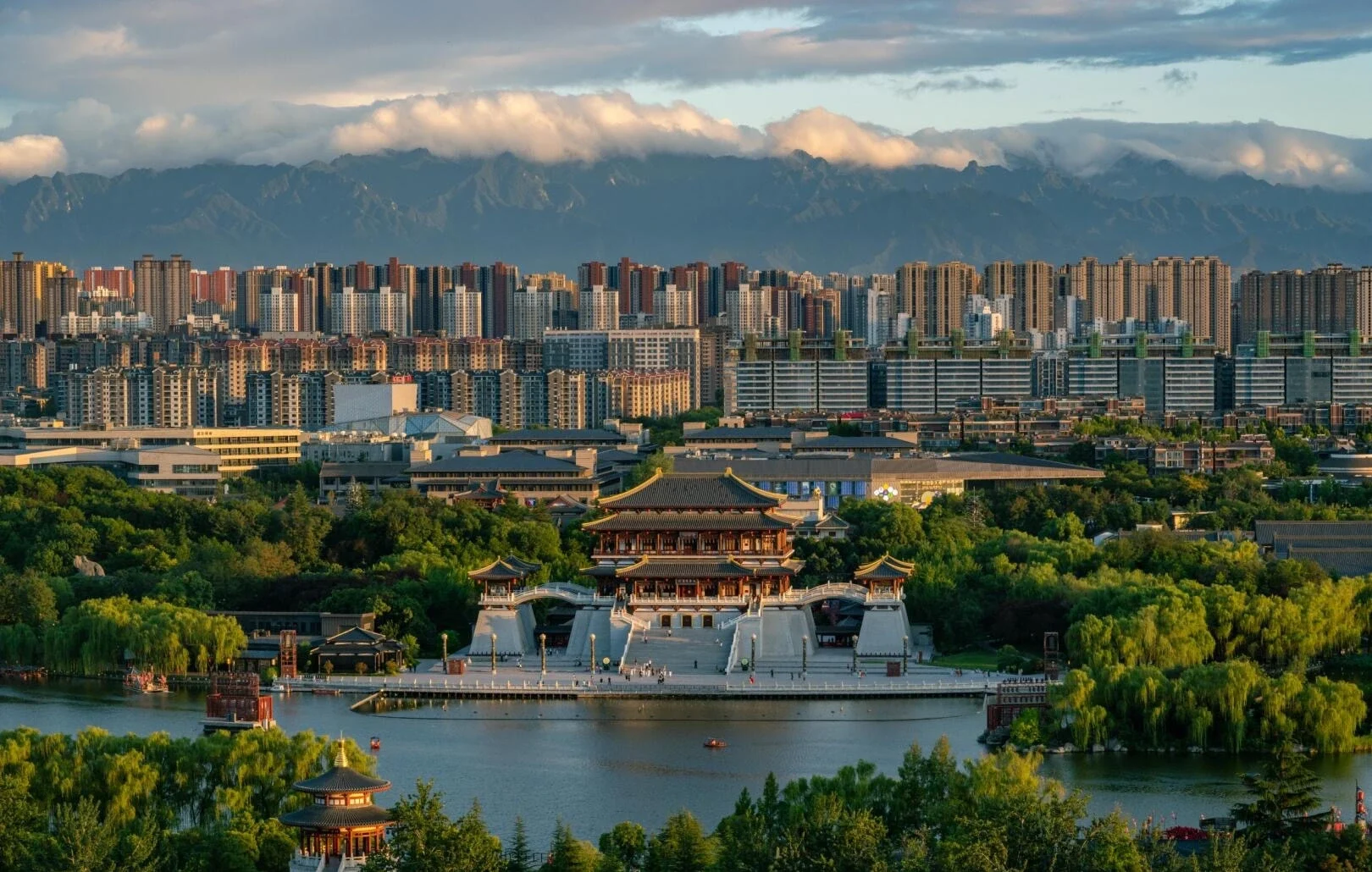 Pavillon i Tang Paradise – paladskompleks i Tang-stil ved en sø i en kulturpark i Xi'an - Shaanxi Rejseguide: Bedste steder og rejseplaner 2026 - The China Journey Pavillon i Tang Paradise – paladskompleks i Tang-stil ved en sø i en kulturpark i Xi'an - Shaanxi Rejseguide: Bedste steder og rejseplaner 2026 - The China Journey