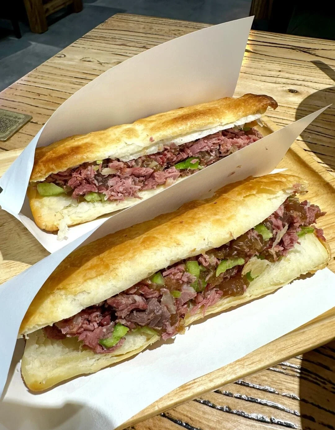 Broodje met ezelvlees uit Tangshan, met knapperig platbrood gevuld met gehakt ezelvlees, kruiden en hartige saus - Reisgids voor Hebei: beste routes buiten Beijing 2026 - The China Journey Broodje met ezelvlees uit Tangshan, met knapperig platbrood gevuld met gehakt ezelvlees, kruiden en hartige saus - Reisgids voor Hebei: beste routes buiten Beijing 2026 - The China Journey