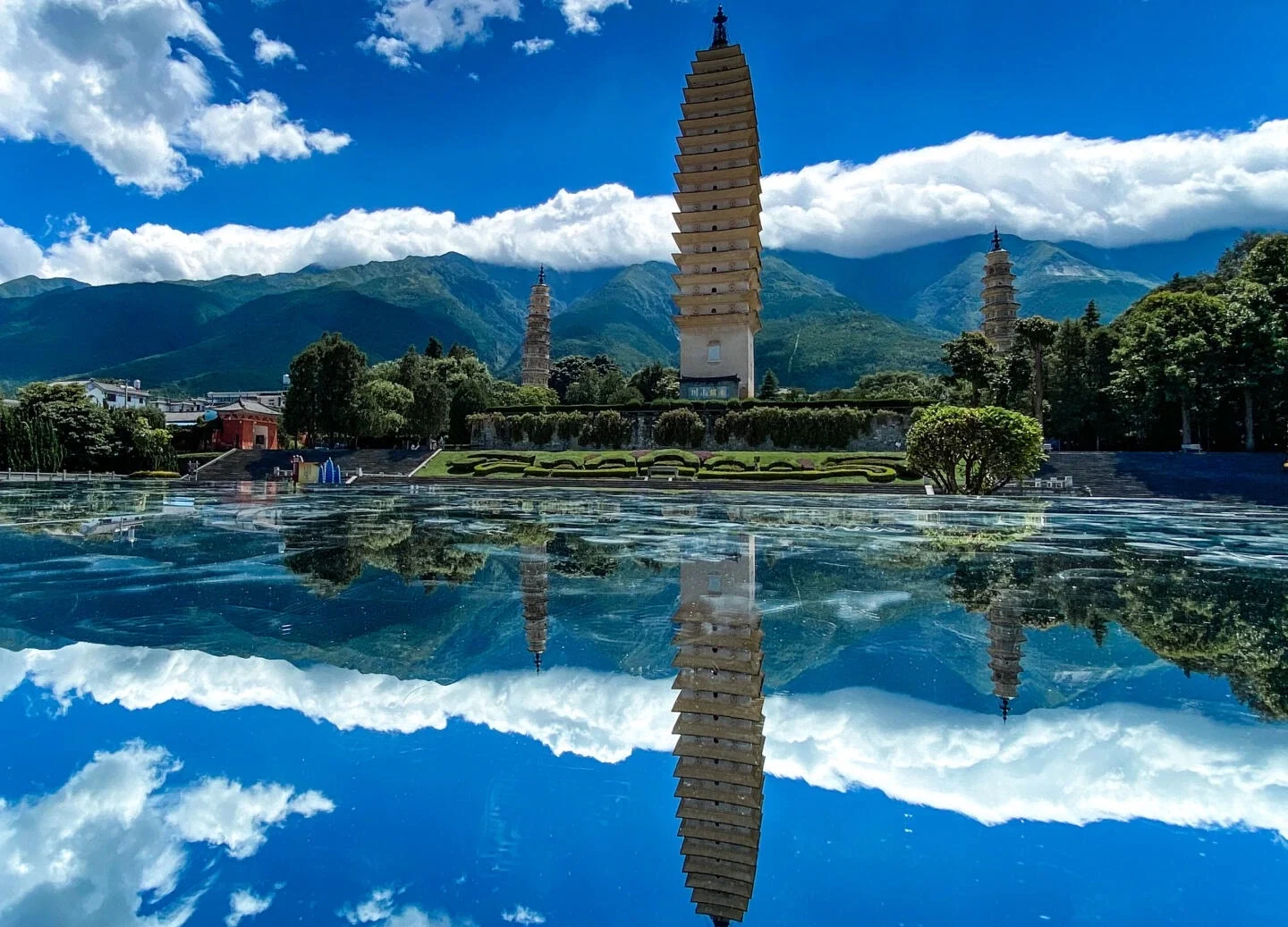 Tiga Pagoda Kuil Chongsheng – pagoda ikonik terpantul di kolam dengan Pergunungan Cangshan sebagai latar di Dali - Panduan Perjalanan Yunnan: Laluan & Tempat Terbaik 2026 - The China Journey Tiga Pagoda Kuil Chongsheng – pagoda ikonik terpantul di kolam dengan Pergunungan Cangshan sebagai latar di Dali - Panduan Perjalanan Yunnan: Laluan & Tempat Terbaik 2026 - The China Journey