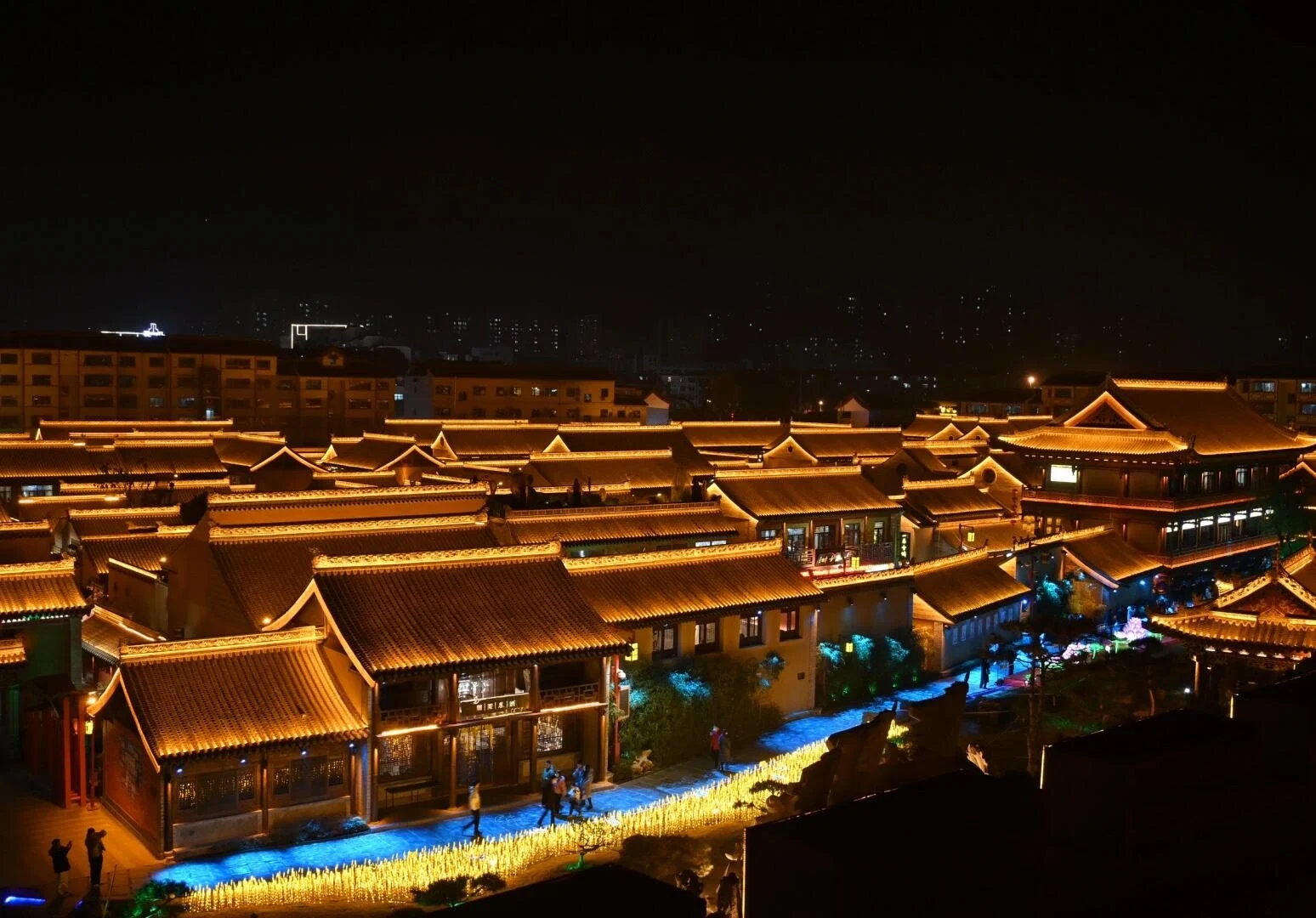 Cảnh đêm cổ thành Thiên Thủy, kiến trúc Trung Hoa truyền thống dưới ánh đèn ấm tạo không khí buổi tối sống động - Cẩm nang du lịch Cam Túc: Nên đi đâu, tuyến đường và mẹo 2026 - The China Journey Cảnh đêm cổ thành Thiên Thủy, kiến trúc Trung Hoa truyền thống dưới ánh đèn ấm tạo không khí buổi tối sống động - Cẩm nang du lịch Cam Túc: Nên đi đâu, tuyến đường và mẹo 2026 - The China Journey