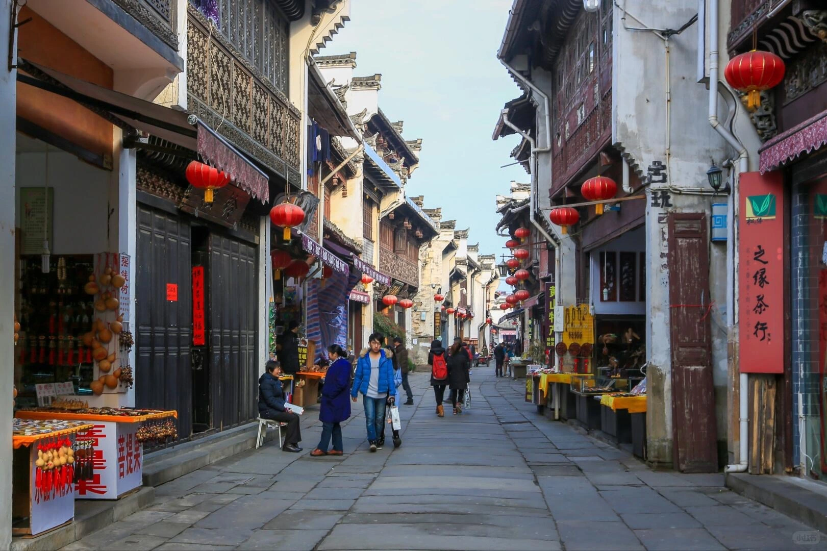 Oude straat van Tunxi in Huangshan, historische voetgangersstraat met traditionele winkels en lantaarns - Reisgids voor de Gele Bergen (Huangshan): beste routes, tips en reistijd 2026 - The China Journey Oude straat van Tunxi in Huangshan, historische voetgangersstraat met traditionele winkels en lantaarns - Reisgids voor de Gele Bergen (Huangshan): beste routes, tips en reistijd 2026 - The China Journey